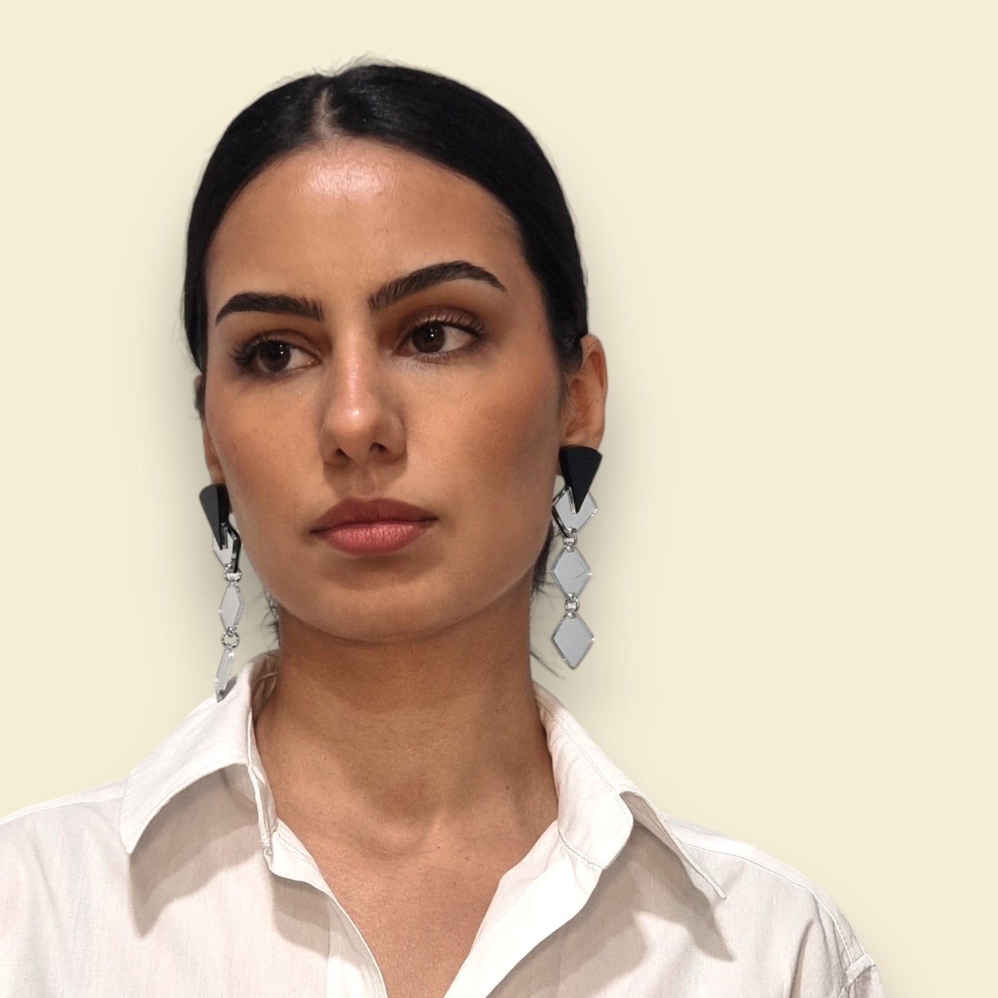 pendientes en color plateado, pendientes en negro y plata, pedientes largos, pendientes ultraligeros, pendientes de espejo, pendientes acrílicos , joyas contemporáneas pendientes originales, pendientes fabricados en españa