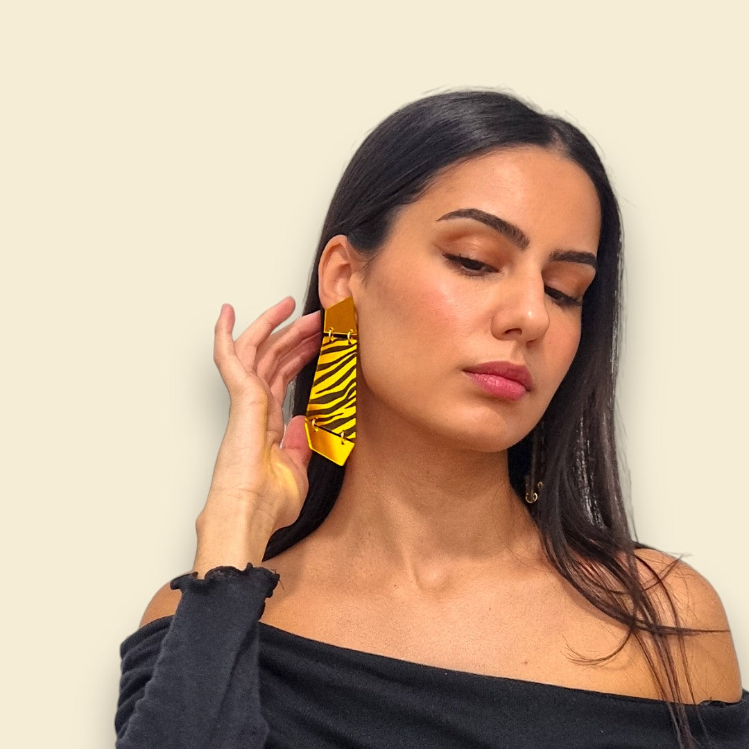 pendientes para fiestas, pendientes dorados con estampado animal print, pendientes geométricos, pendientes llamativos, pendientes de espejo dorado
