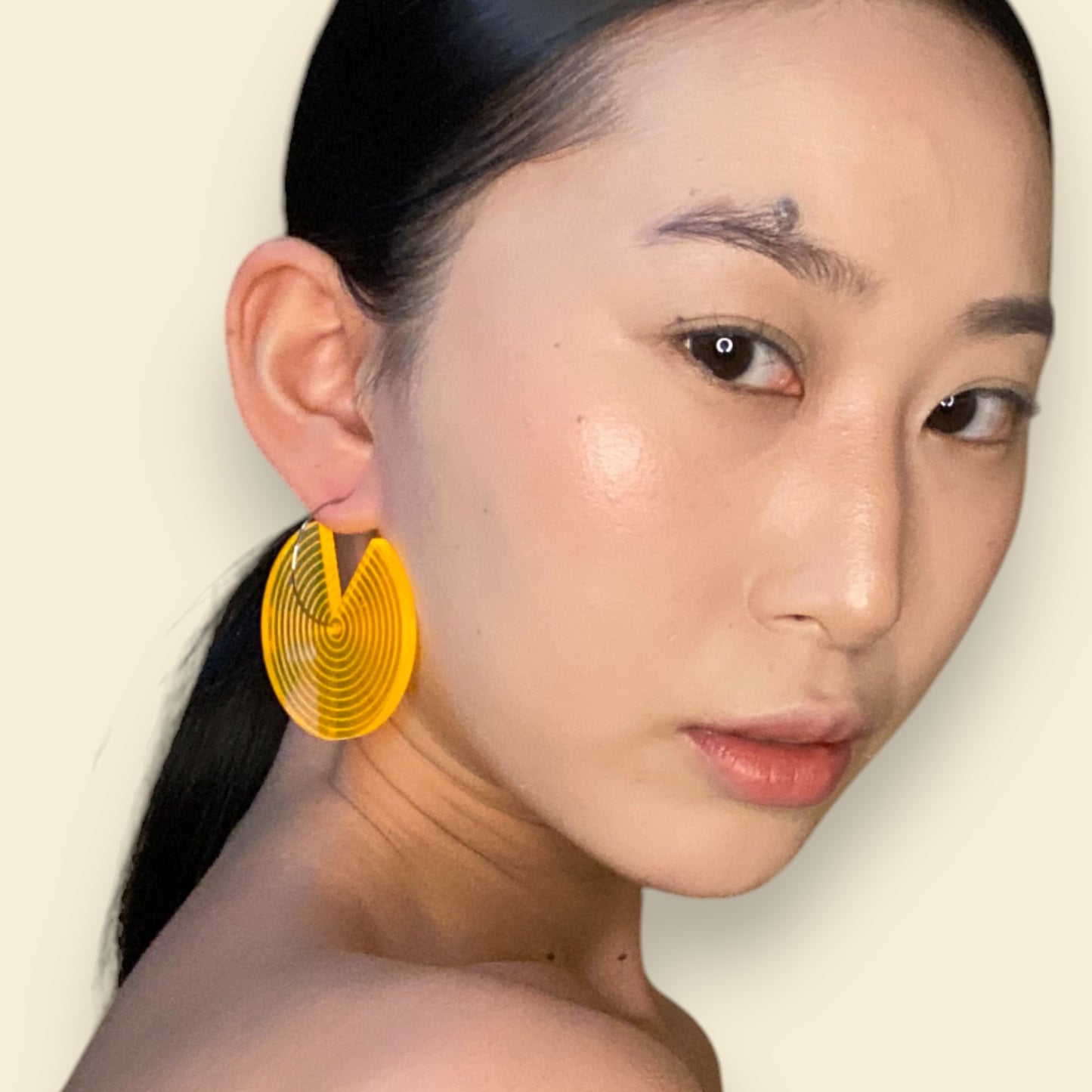 pendientes flúor naranja, modelo morena, pendientes geométricos en color flúor