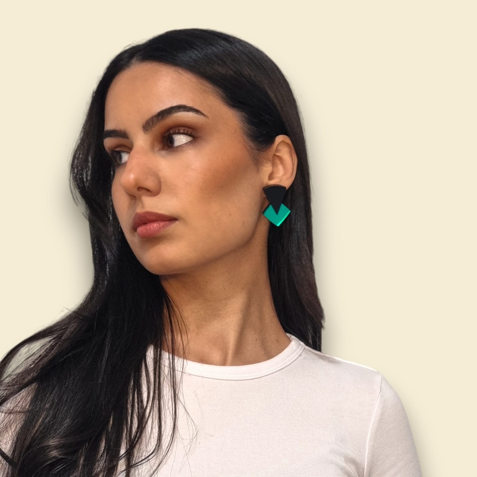 pendientes en color verde,  pendientes en negro y verde, pendientes largos, pendientes ultraligeros, pendientes de espejo, pendientes acrílicos , joyas contemporáneas pendientes originales, pendientes fabricados en españa