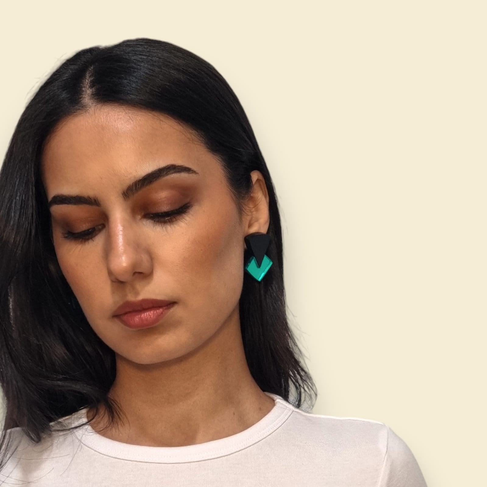pendientes en color verde,  pendientes en negro y verde, pendientes largos, pendientes ultraligeros, pendientes de espejo, pendientes acrílicos , joyas contemporáneas pendientes originales, pendientes fabricados en españa