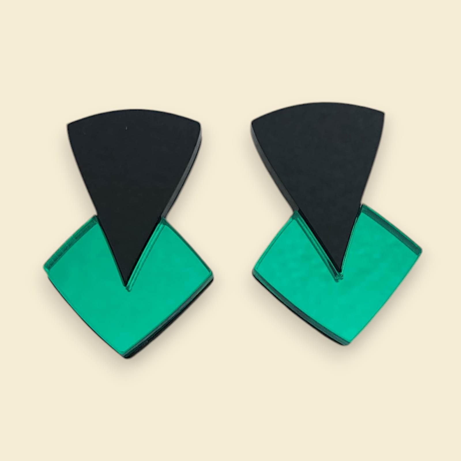 pendientes en color verde,  pendientes en negro y verde, pendientes largos, pendientes ultraligeros, pendientes de espejo, pendientes acrílicos , joyas contemporáneas pendientes originales, pendientes fabricados en españa