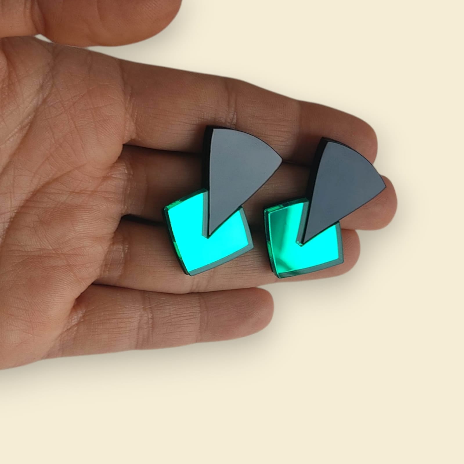 pendientes en color verde,  pendientes en negro y verde, pendientes largos, pendientes ultraligeros, pendientes de espejo, pendientes acrílicos , joyas contemporáneas pendientes originales, pendientes fabricados en españa