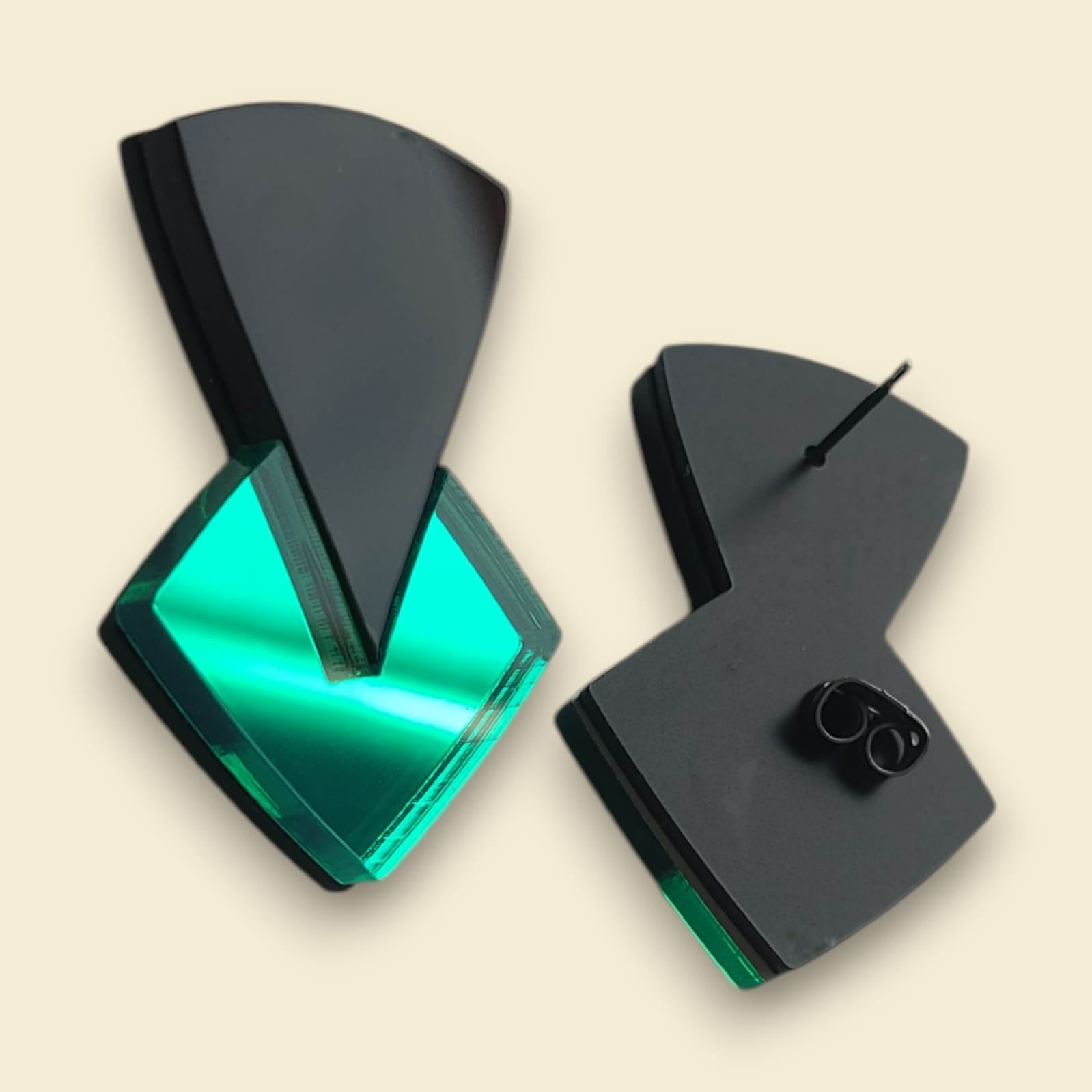 pendientes en color verde,  pendientes en negro y verde, pendientes largos, pendientes ultraligeros, pendientes de espejo, pendientes acrílicos , joyas contemporáneas pendientes originales, pendientes fabricados en españa