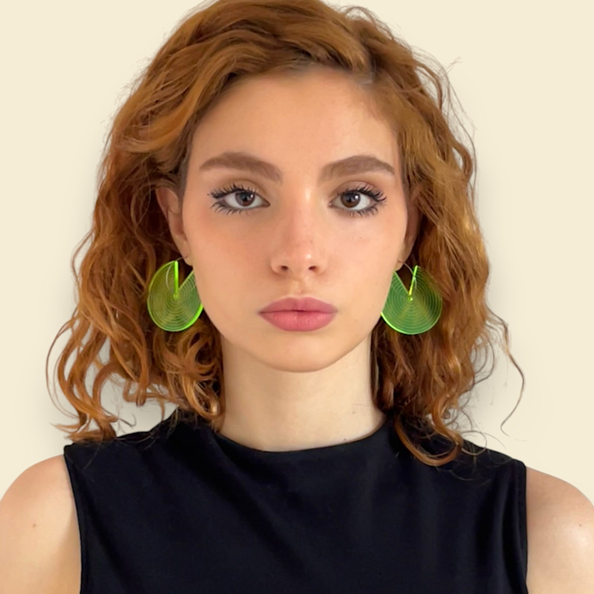 pendientes flúor amarillo , modelo pelirroja, verde fluor, pendientes geométricos en color flúor
