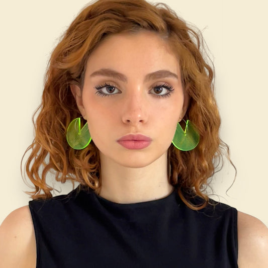 pendientes flúor amarillo , modelo pelirroja, verde fluor, pendientes geométricos en color flúor