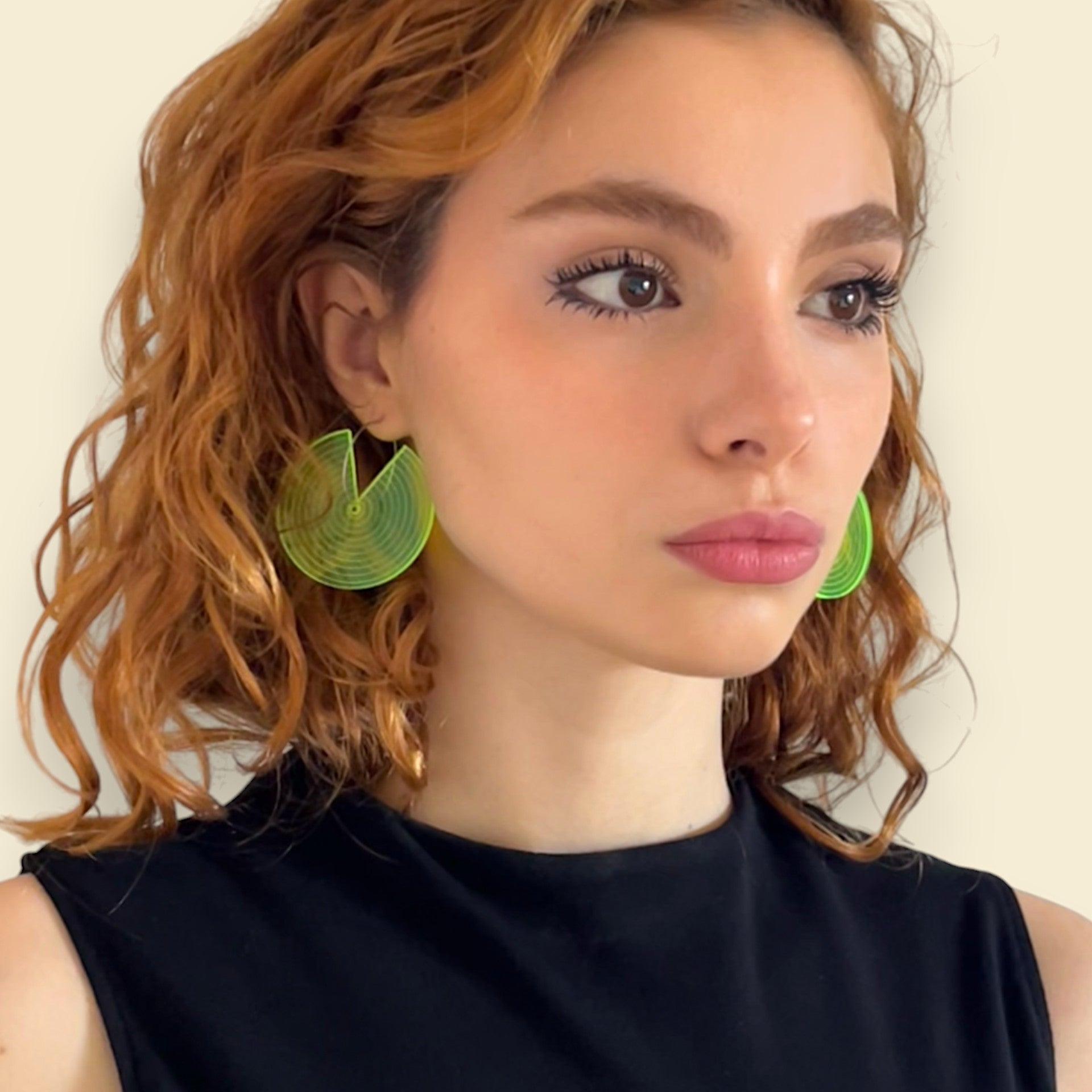 pendientes flúor amarillo , modelo pelirroja, verde fluor, pendientes geométricos en color flúor