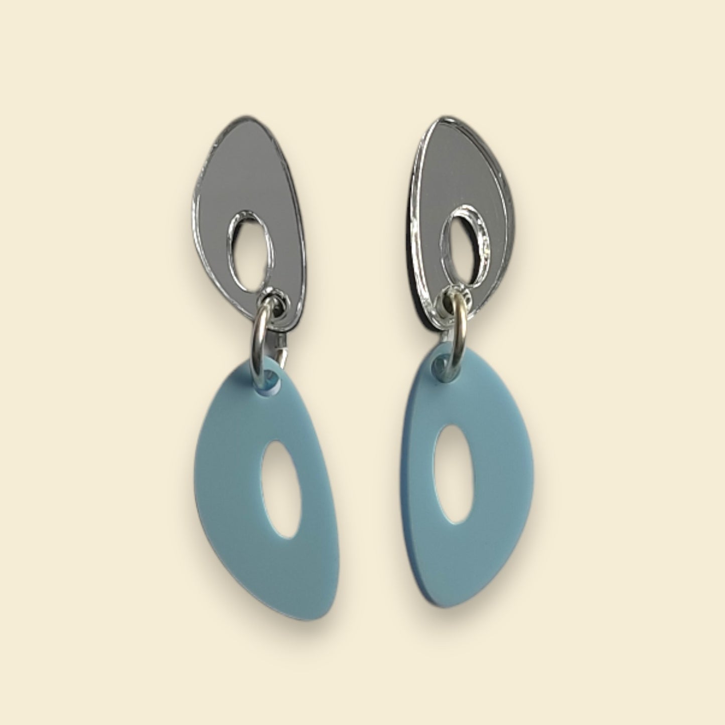 PENDIENTE EN BOTON COLOR PLATA , COLGANTE EN AZUL PASTEL 
