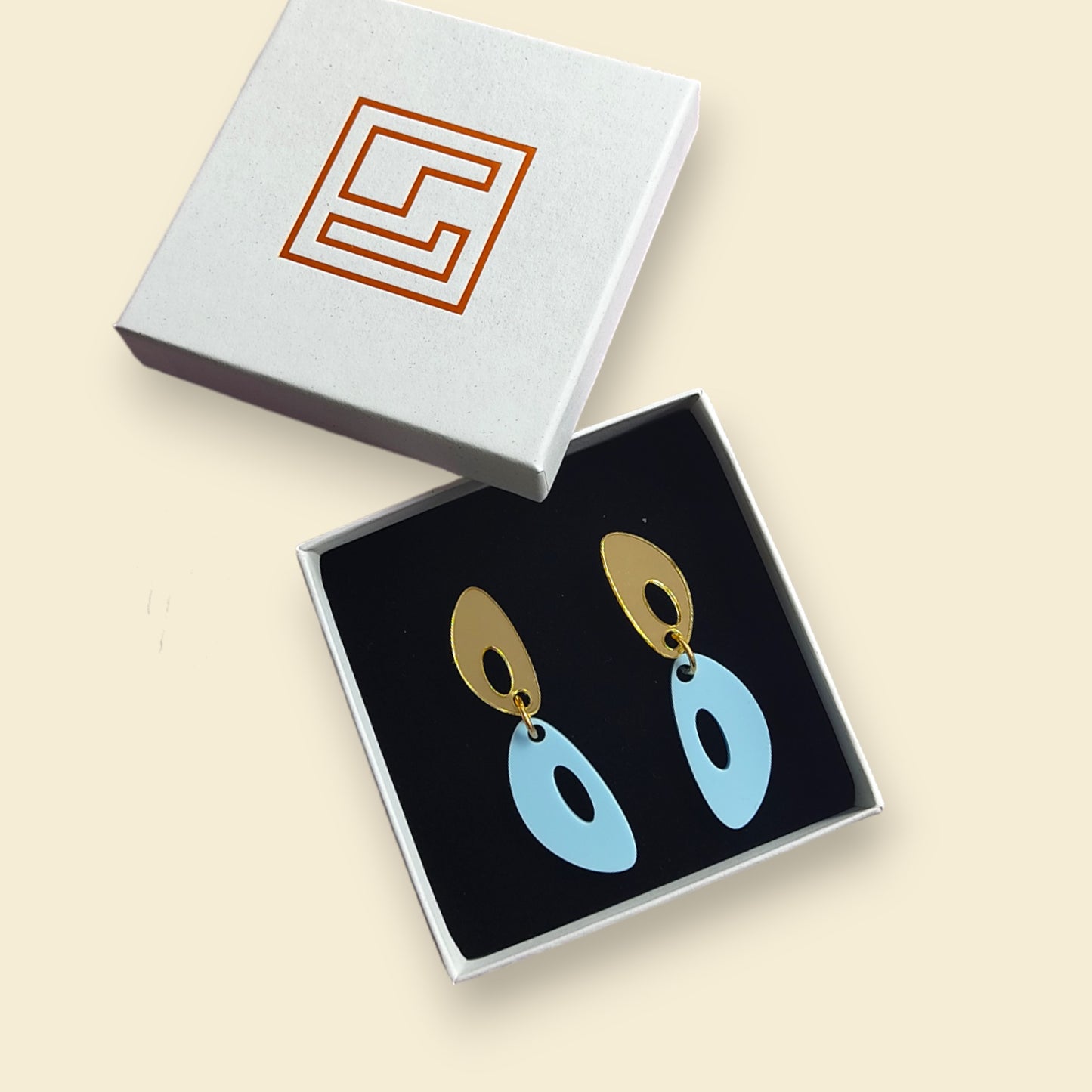CAJA DE JOYAS DE LASERPER CON CERTIFICACION FSC, Y PENDIENTE BOTON ,COLGANTE  DORADO Y AZUL PASTEL