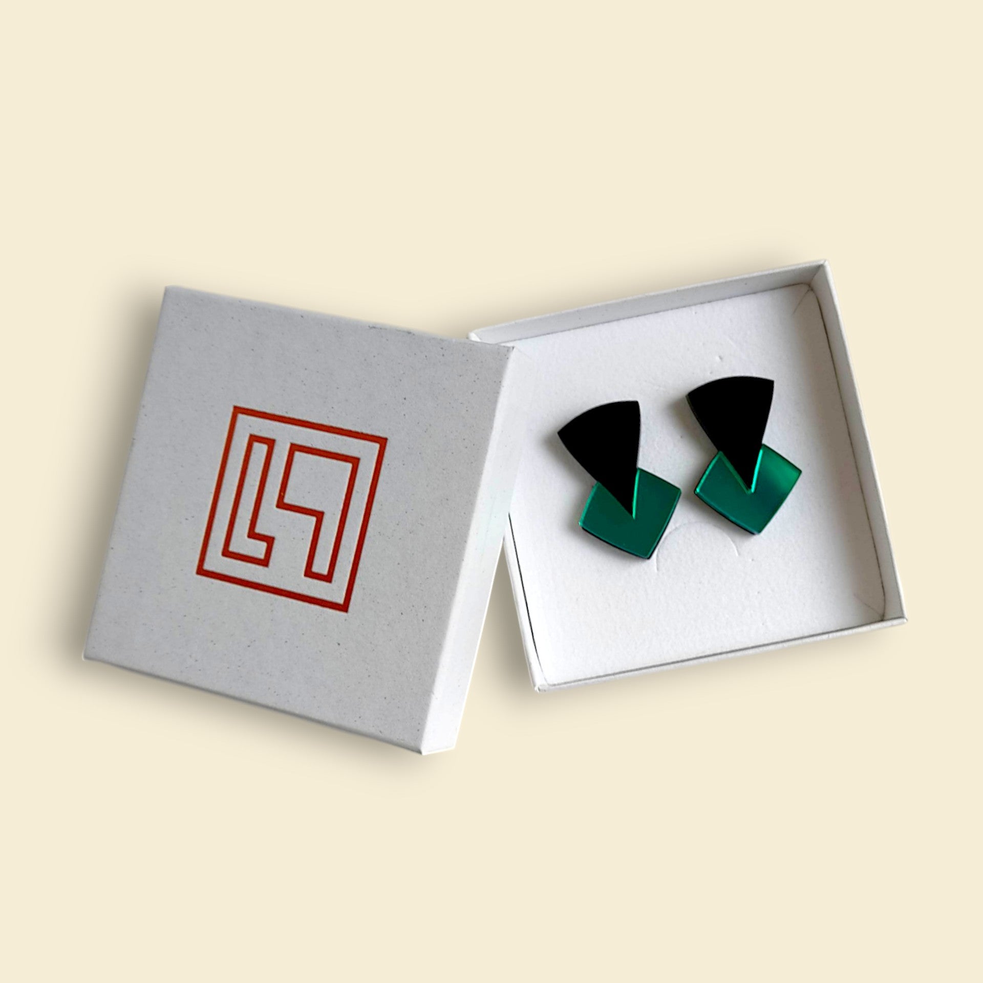 pendientes en color verde,  pendientes en negro y verde, pendientes largos, pendientes ultraligeros, pendientes de espejo, pendientes acrílicos , joyas contemporáneas pendientes originales, pendientes fabricados en españa