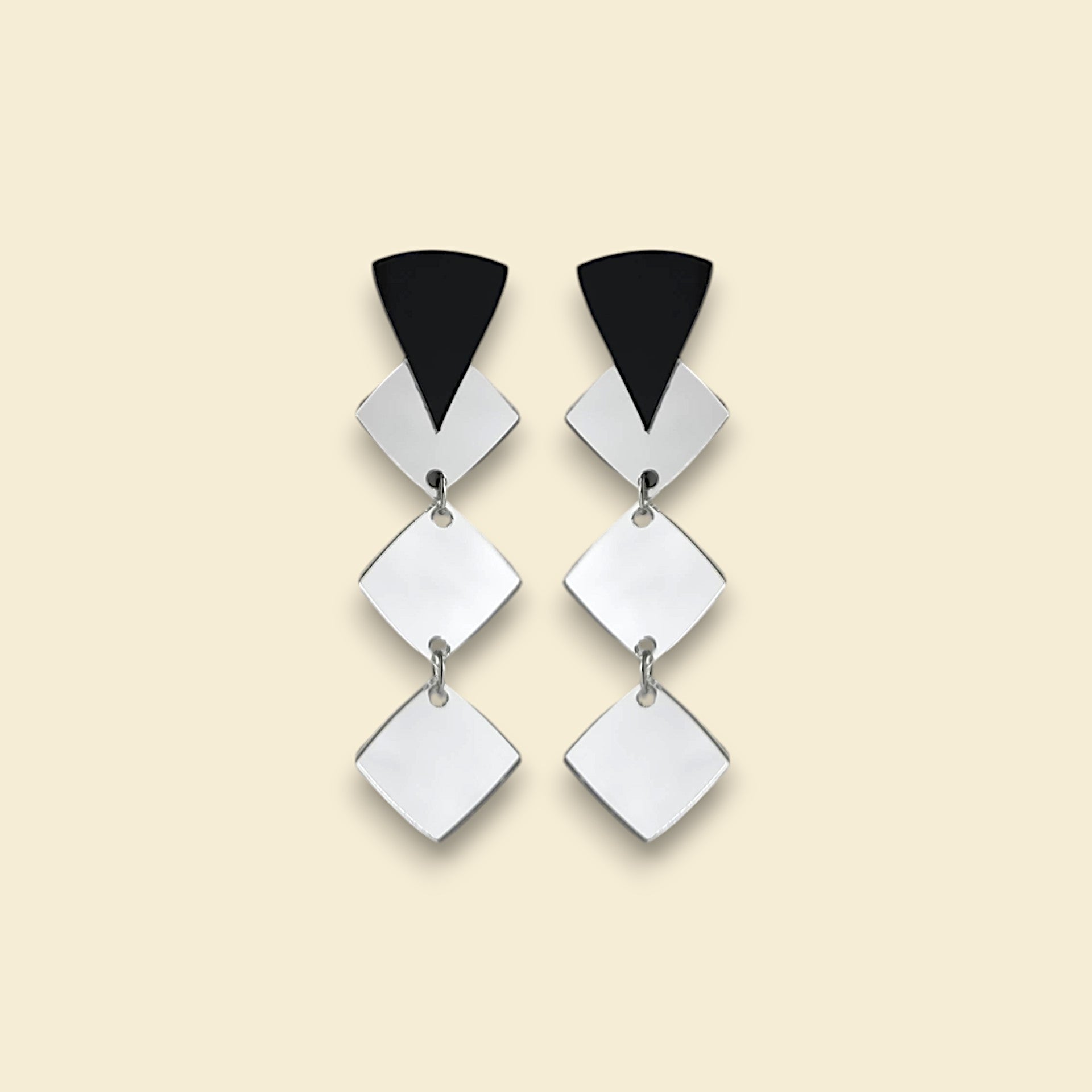 pendientes en color plateado, pendientes en negro y plata, pedientes largos, pendientes ultraligeros, pendientes de espejo, pendientes acrílicos , joyas contemporáneas pendientes originales, pendientes fabricados en españa