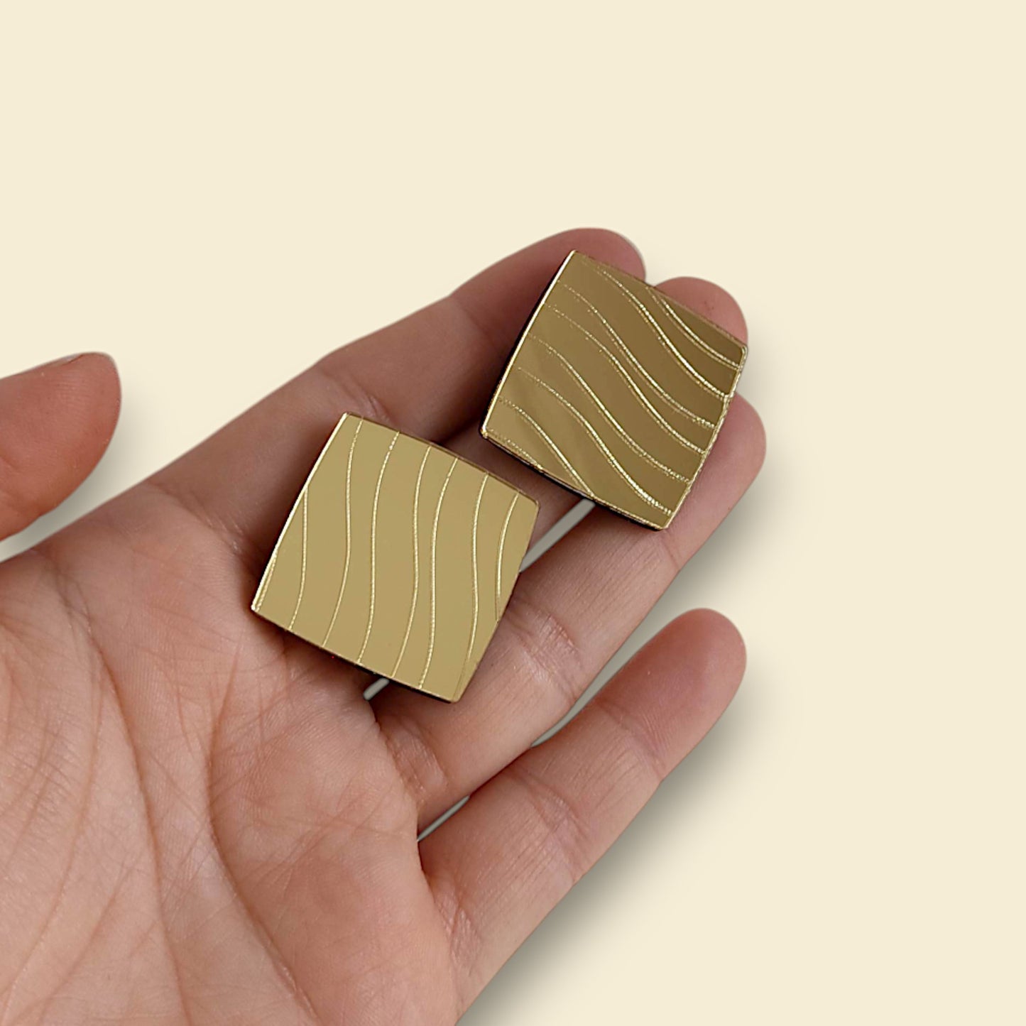 pendientes artesanales fabricados en españa, made in spain, dorado y madera, diseño exclusivo de laserper joyas