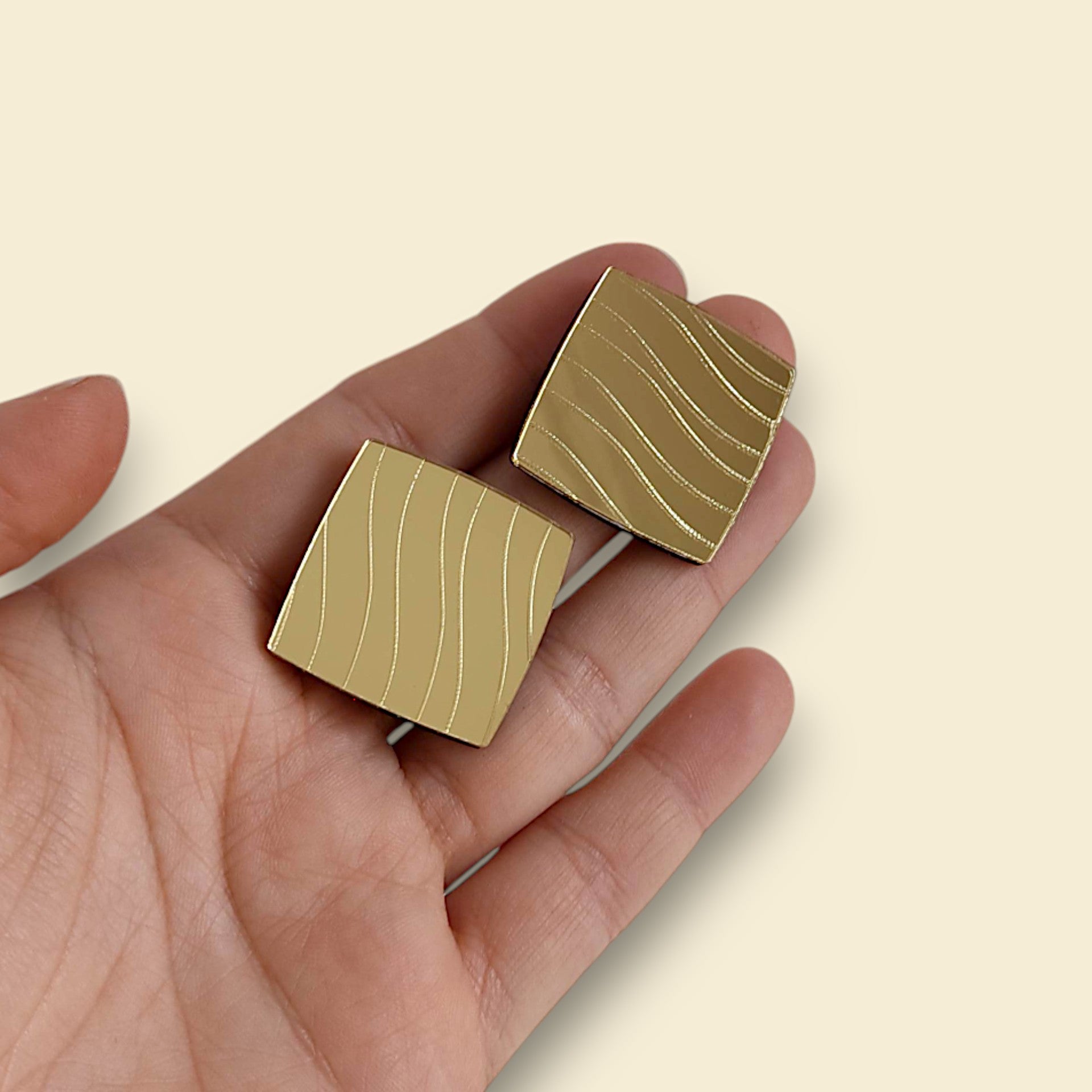 pendientes artesanales fabricados en españa, made in spain, dorado y madera, diseño exclusivo de laserper joyas