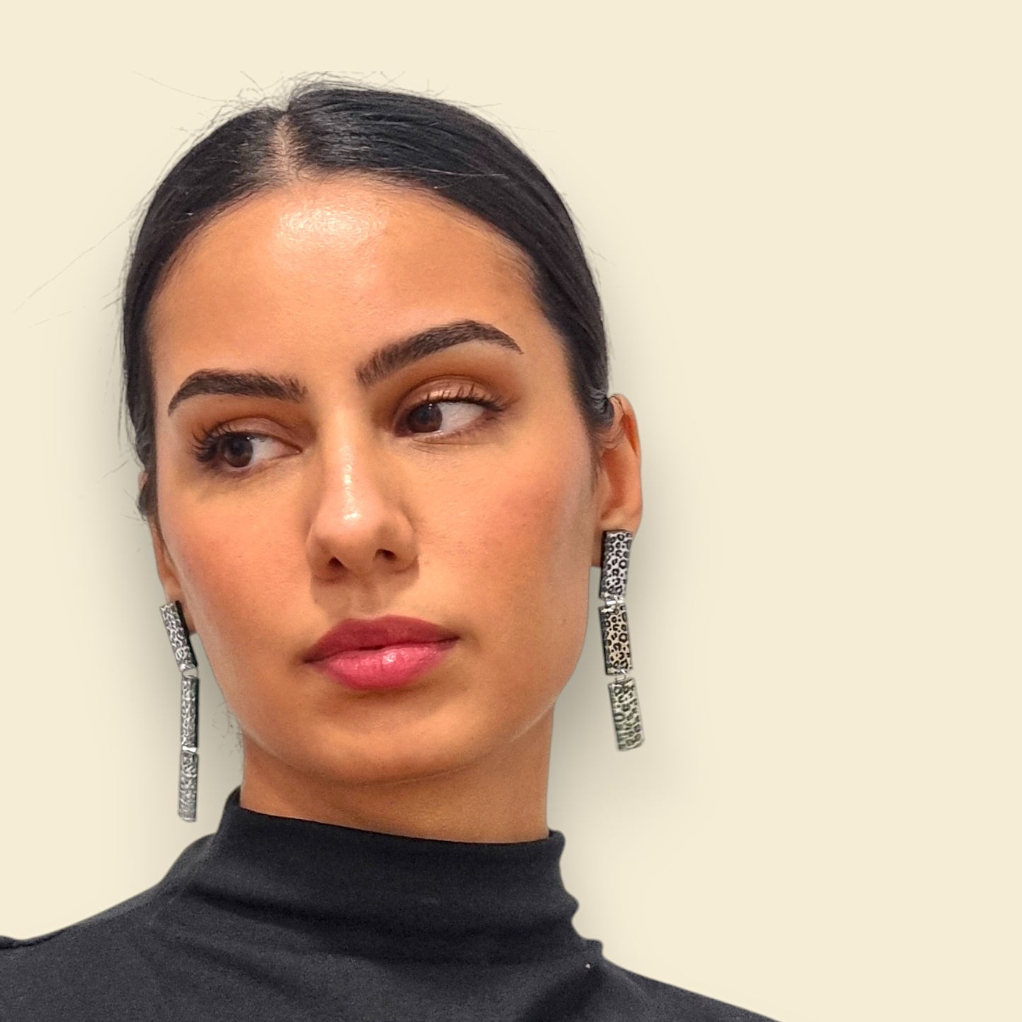 pendientes festivos con diseño animal print