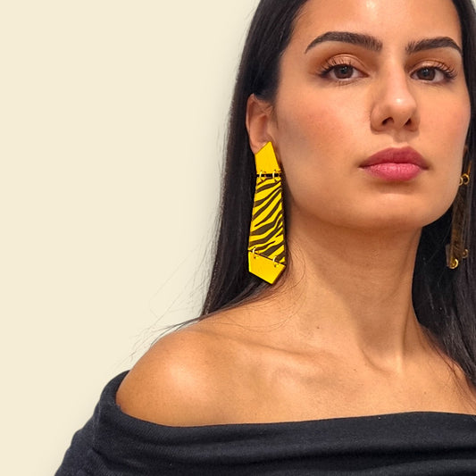  pendientes dorados  con estampado animal print, pendientes geométricos, pendientes llamativos, pendientes de espejo dorado