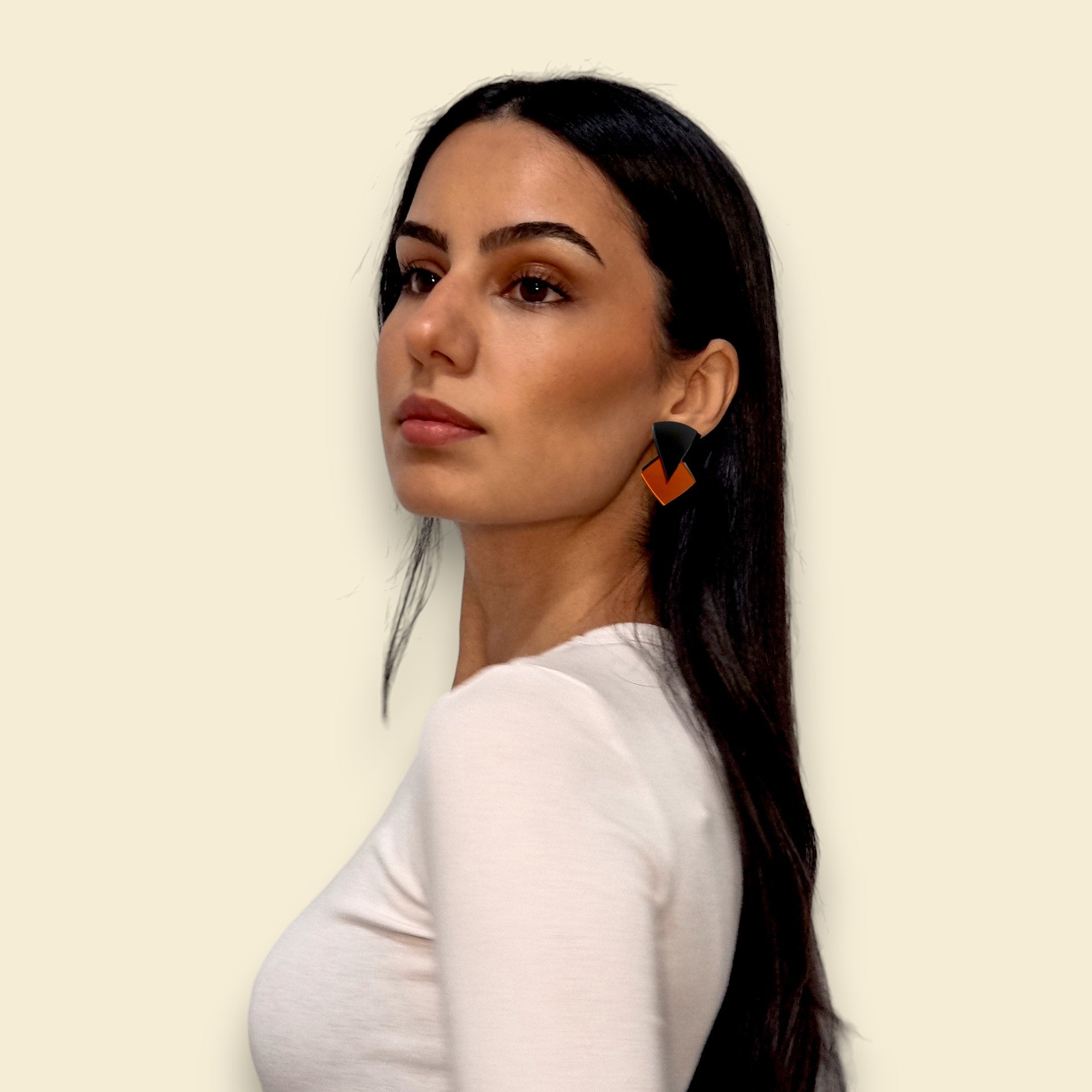 pendientes en color naranja, pendientes en negro y naranja , pendientes de espejo, pendientes acrílicos , joyas contemporáneas pendientes originales, pendientes fabricados en españa