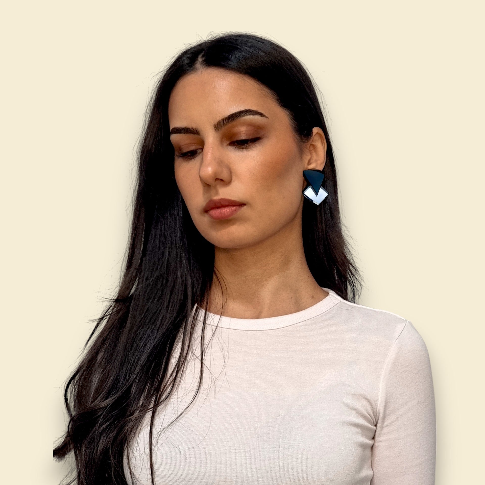 pendientes en color plateado, pendientes en negro y plata , pendientes de espejo, pendientes acrílicos , joyas contemporáneas pendientes originales, pendientes fabricados en españa