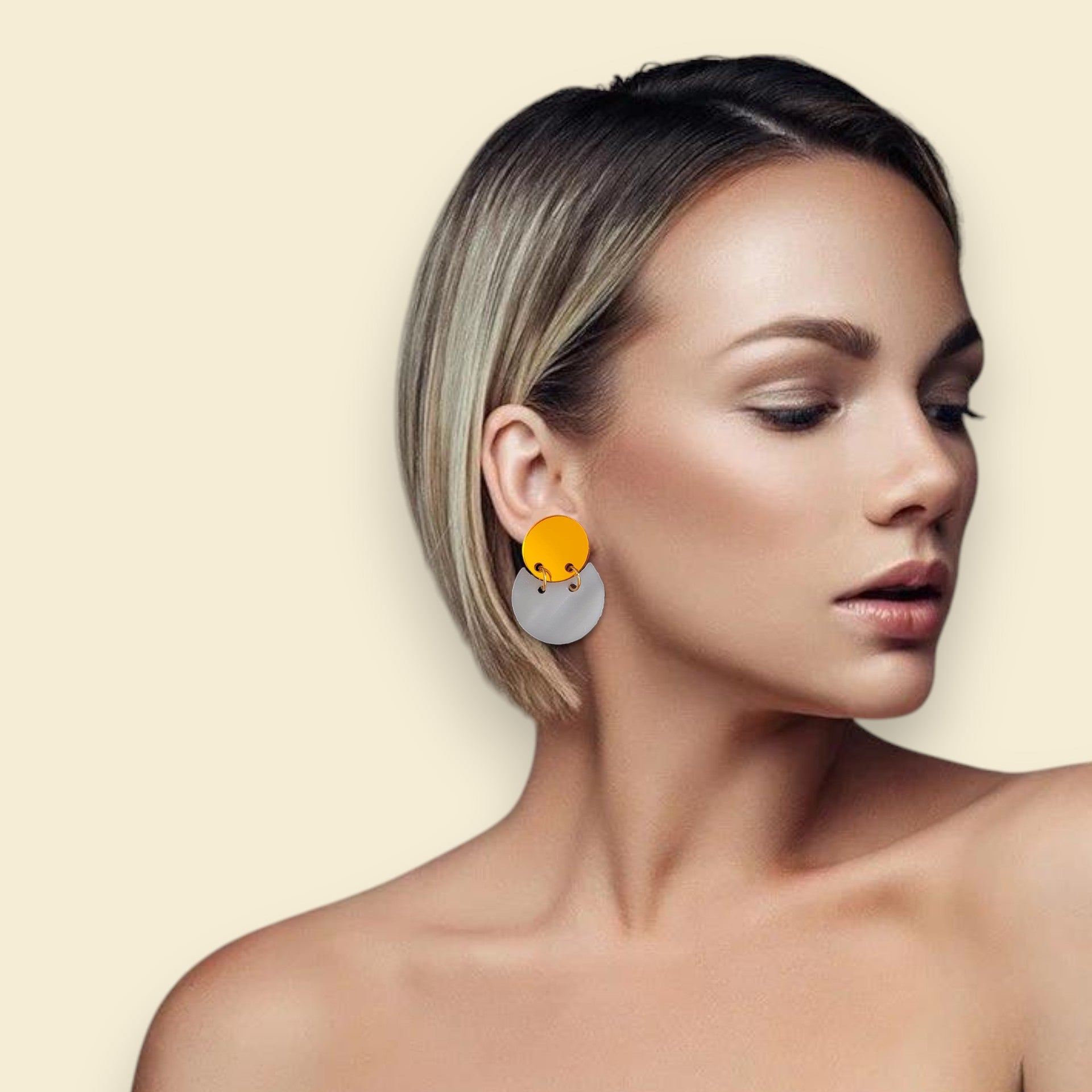 pendientes en dorado y blanco , fabricados con plasticos reciclados