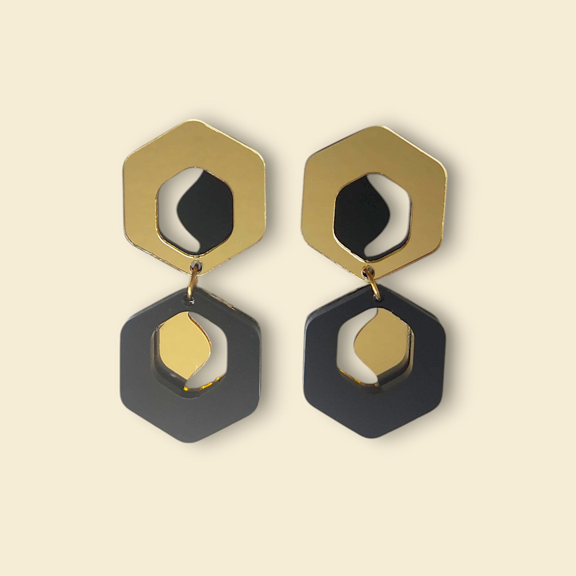 pendientes llamativos y grades en dorado y negro, pendientes ultraligeros, pendientes de fiesta, pendientes para boda, pendientes de invitada