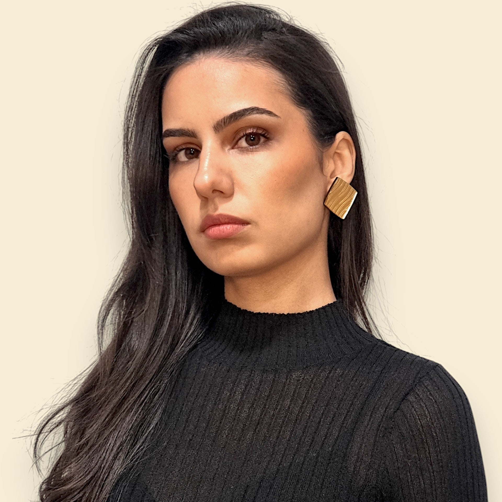pendientes artesanales fabricados en españa, made in spain, dorado y madera, diseño exclusivo de laserper joyas