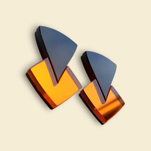 pendientes en color naranja, pendientes en negro y naranja , pendientes de espejo, pendientes acrílicos , joyas contemporáneas pendientes originales, pendientes fabricados en españa