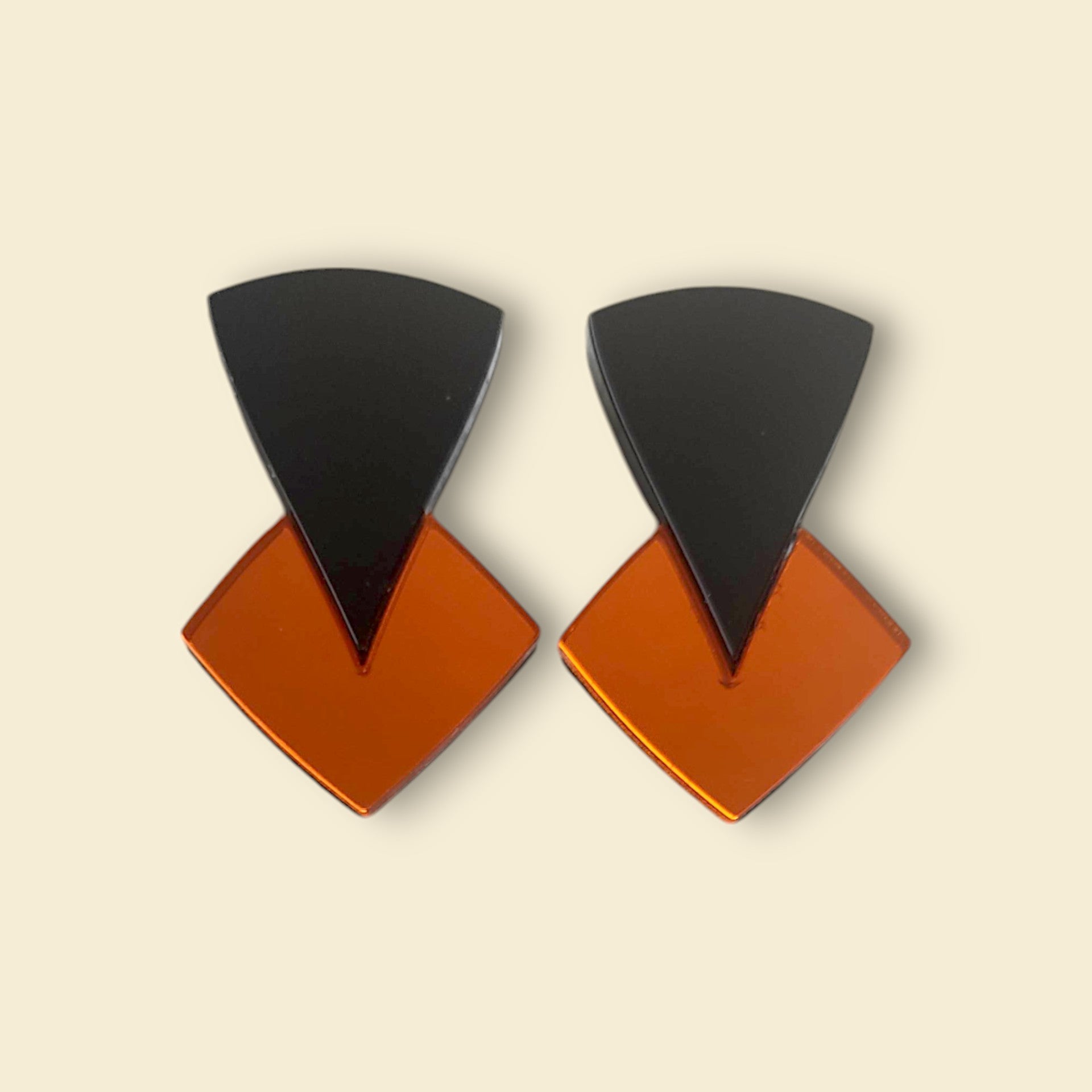 pendientes en color naranja, pendientes en negro y naranja , pendientes de espejo, pendientes acrílicos , joyas contemporáneas pendientes originales, pendientes fabricados en españa