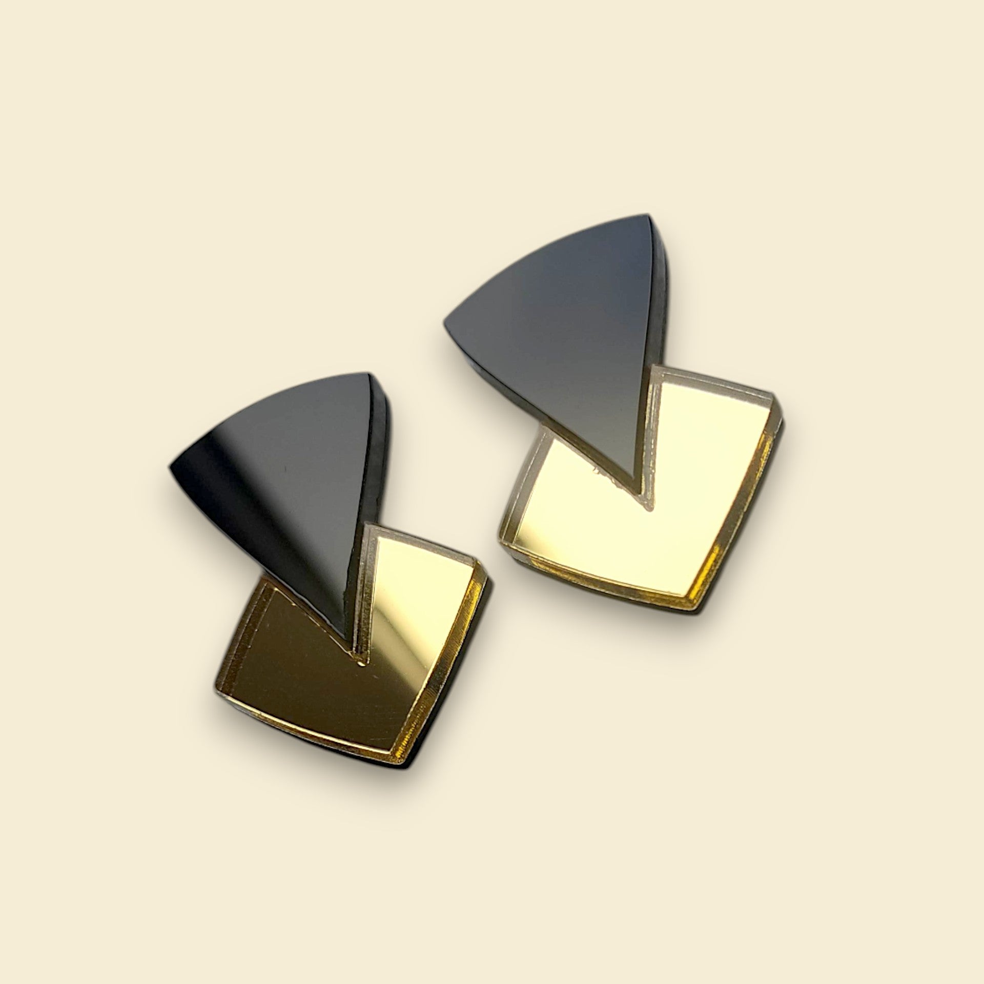 pendientes en color dorado, pendientes en negro y ro , pendientes de espejo, pendientes acrílicos , joyas contemporáneas pendientes originales, pendientes fabricados en españa