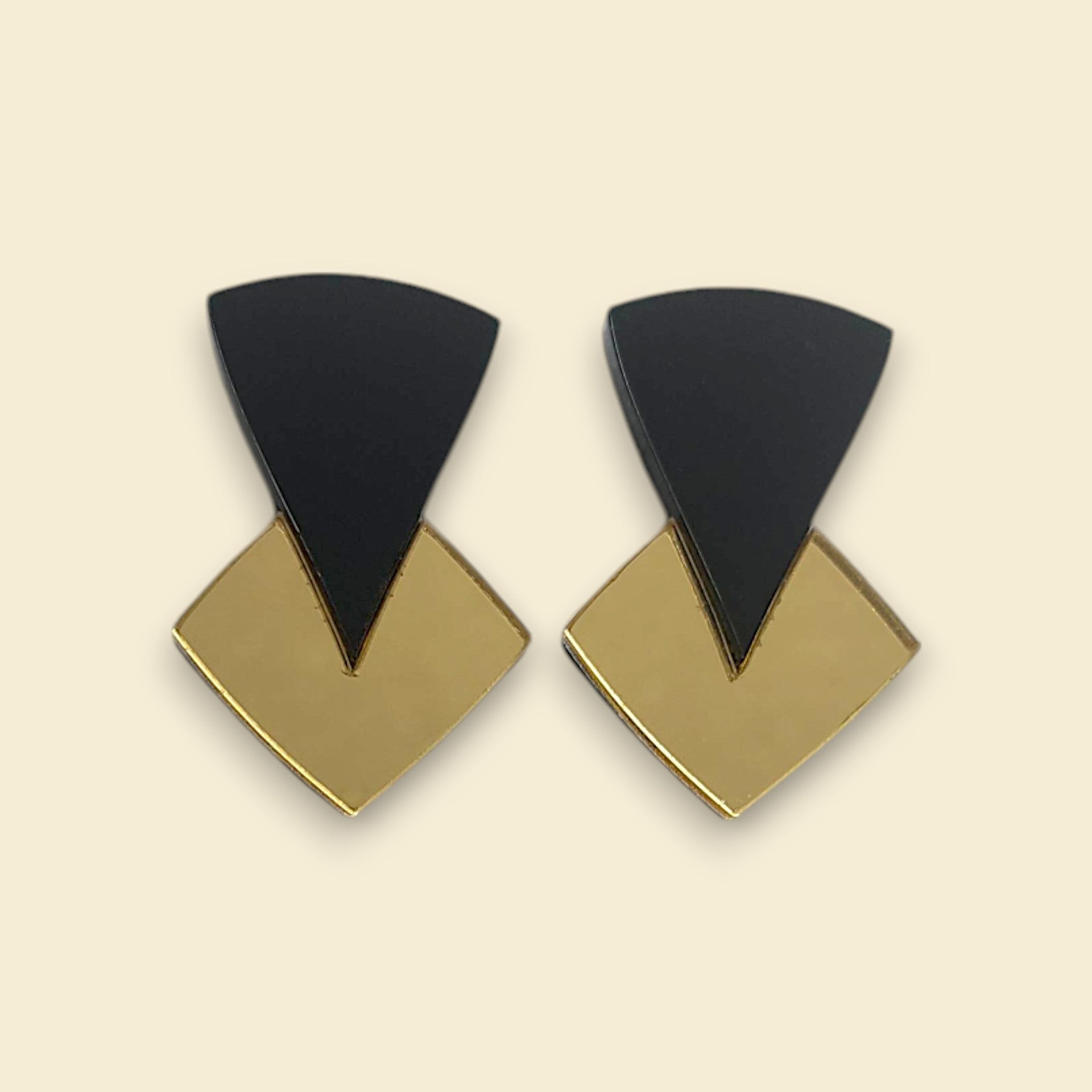 pendientes en color dorado, pendientes en negro y ro , pendientes de espejo, pendientes acrílicos , joyas contemporáneas pendientes originales, pendientes fabricados en españa