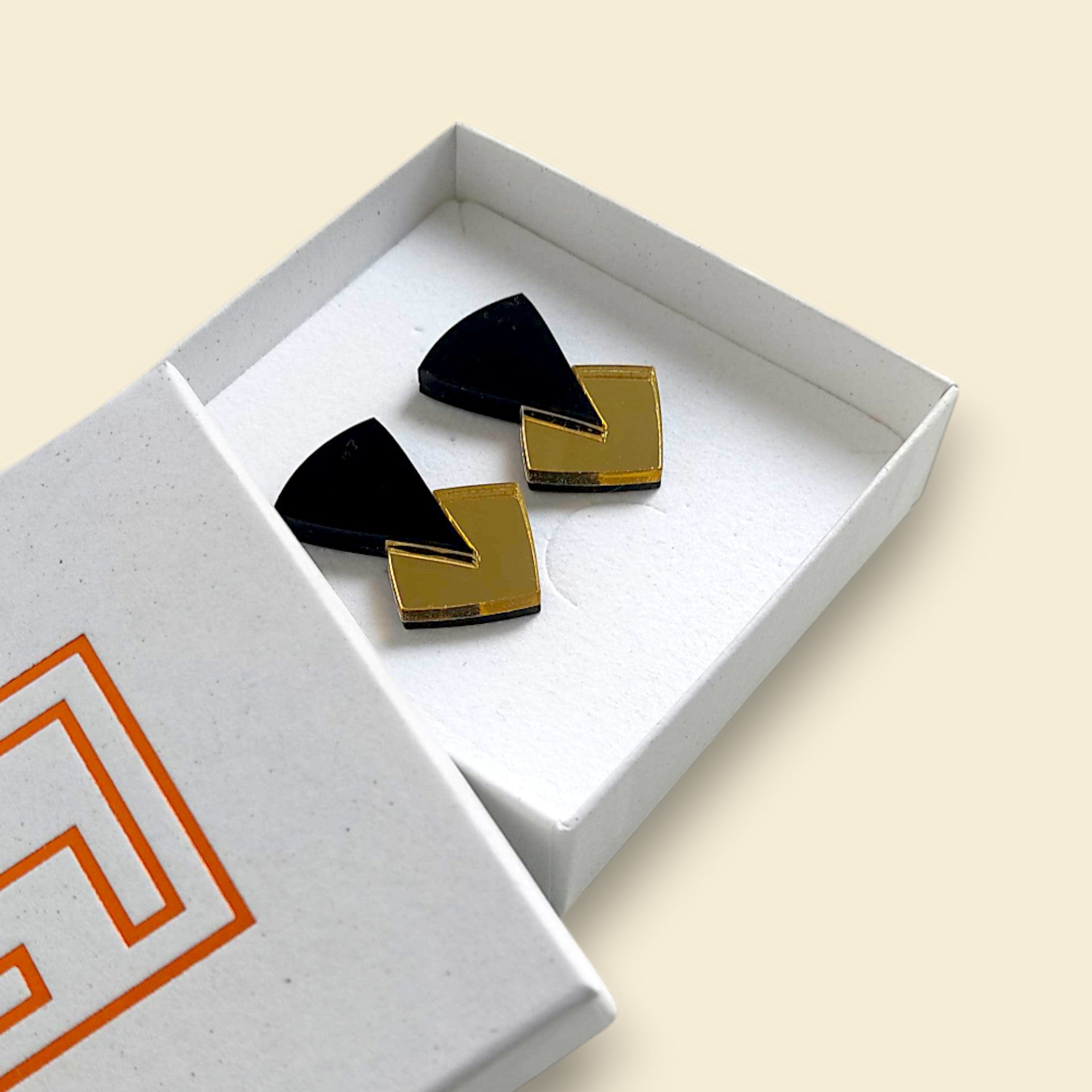 pendientes en color dorado, pendientes en negro y ro , pendientes de espejo, pendientes acrílicos , joyas contemporáneas pendientes originales, pendientes fabricados en españa
