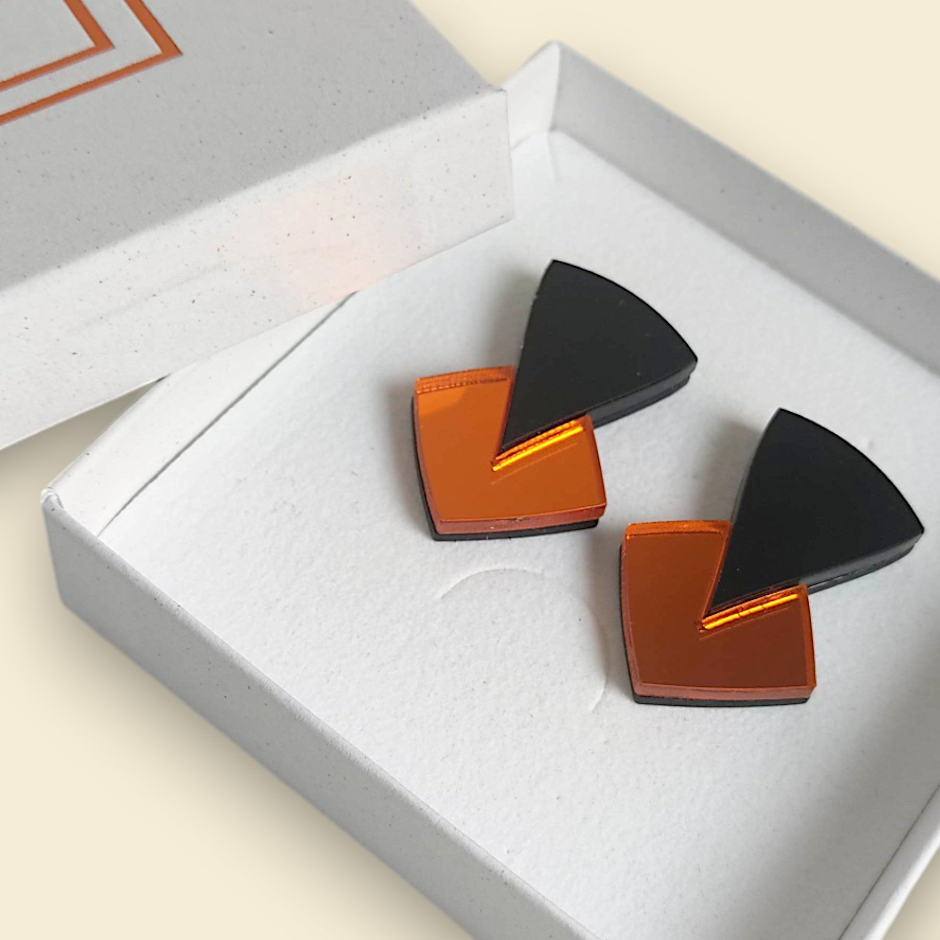 pendientes en color naranja, pendientes en negro y naranja , pendientes de espejo, pendientes acrílicos , joyas contemporáneas pendientes originales, pendientes fabricados en españa