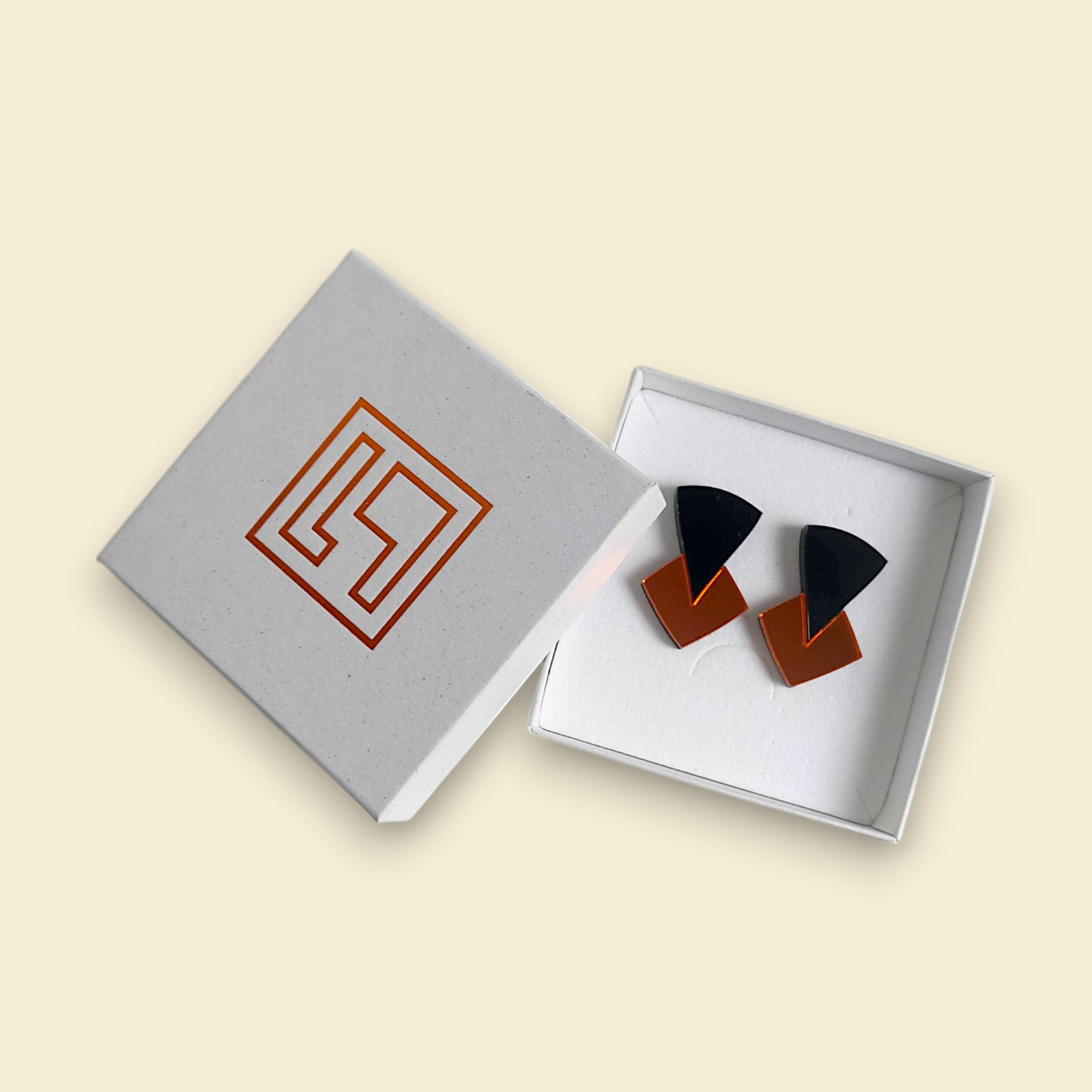 pendientes en color rojo, pendientes en negro y ojo , pendientes de espejo, pendientes acrílicos , joyas contemporáneas pendientes originales, pendientes fabricados en españa