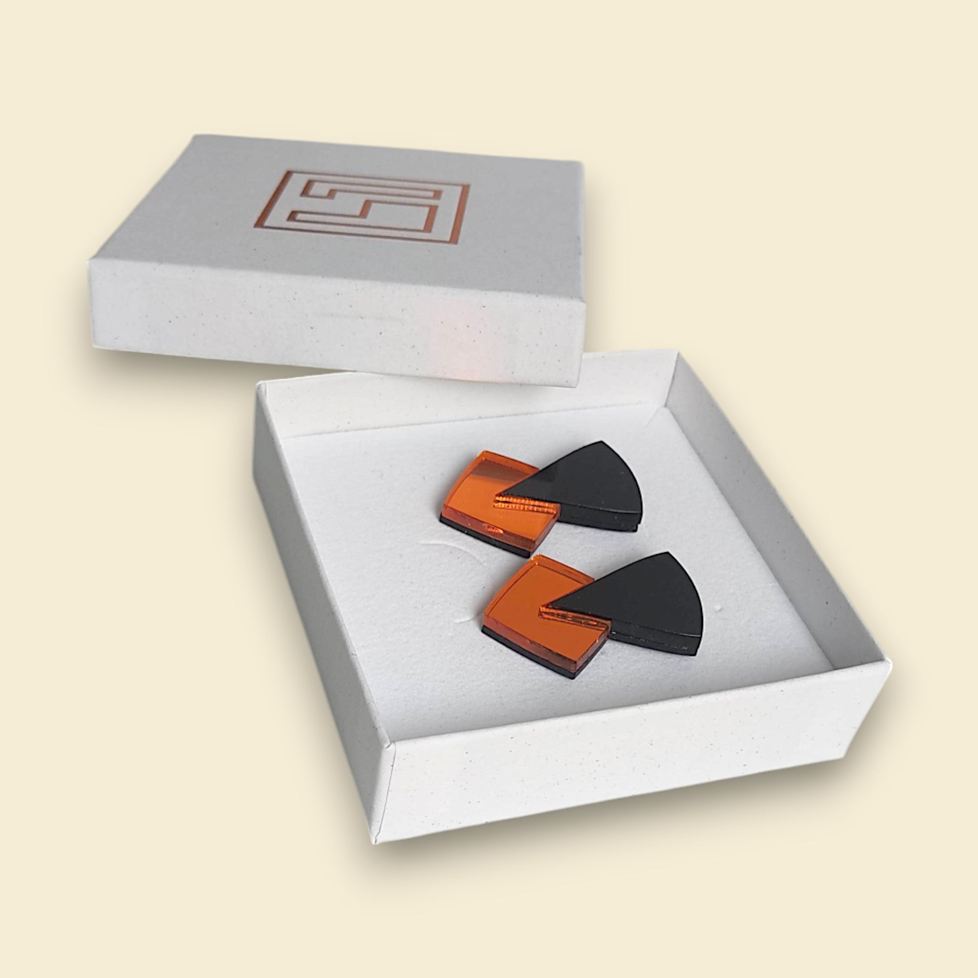 pendientes en color naranja, pendientes en negro y naranja , pendientes de espejo, pendientes acrílicos , joyas contemporáneas pendientes originales, pendientes fabricados en españa