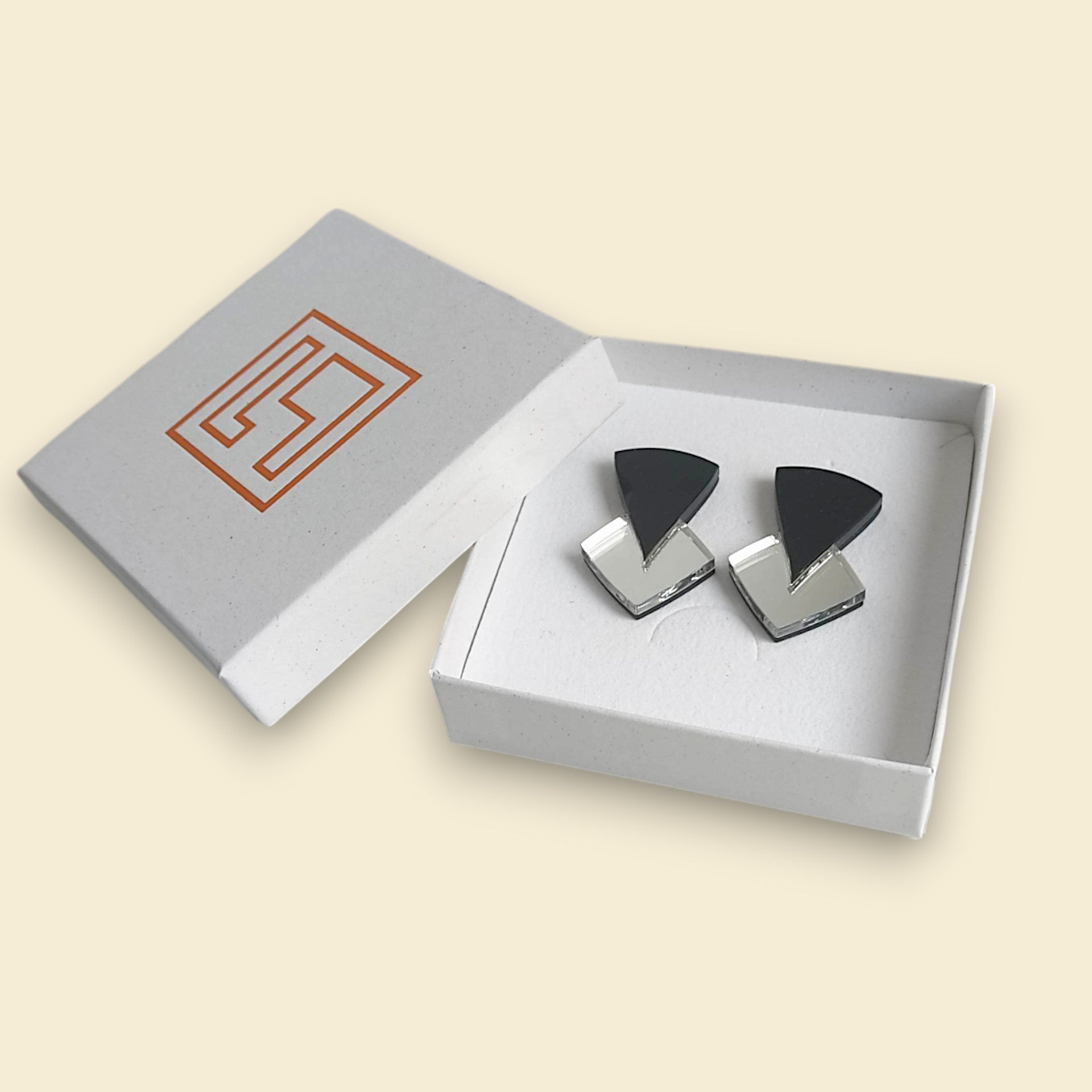 pendientes en color plateado, pendientes en negro y plata , pendientes de espejo, pendientes acrílicos , joyas contemporáneas pendientes originales, pendientes fabricados en españa
