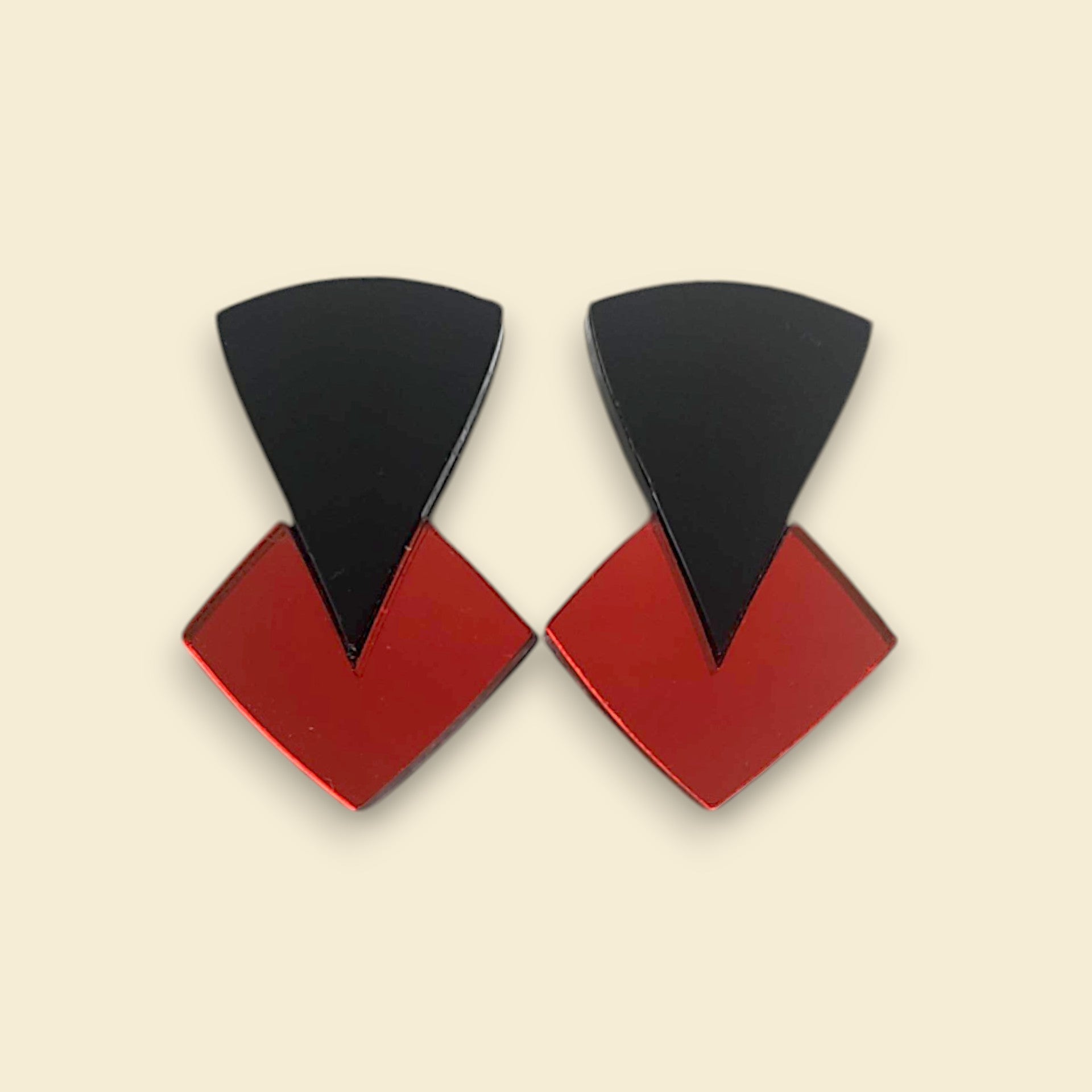 pendientes en color rojo, pendientes en negro y ojo , pendientes de espejo, pendientes acrílicos , joyas contemporáneas pendientes originales, pendientes fabricados en españa