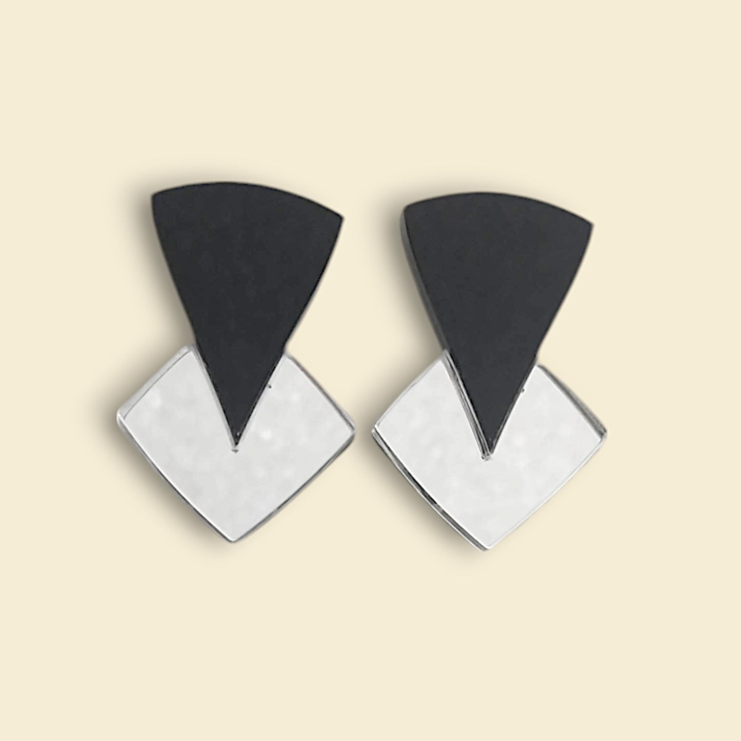 pendientes en color plateado, pendientes en negro y plata , pendientes de espejo, pendientes acrílicos , joyas contemporáneas pendientes originales, pendientes fabricados en españa