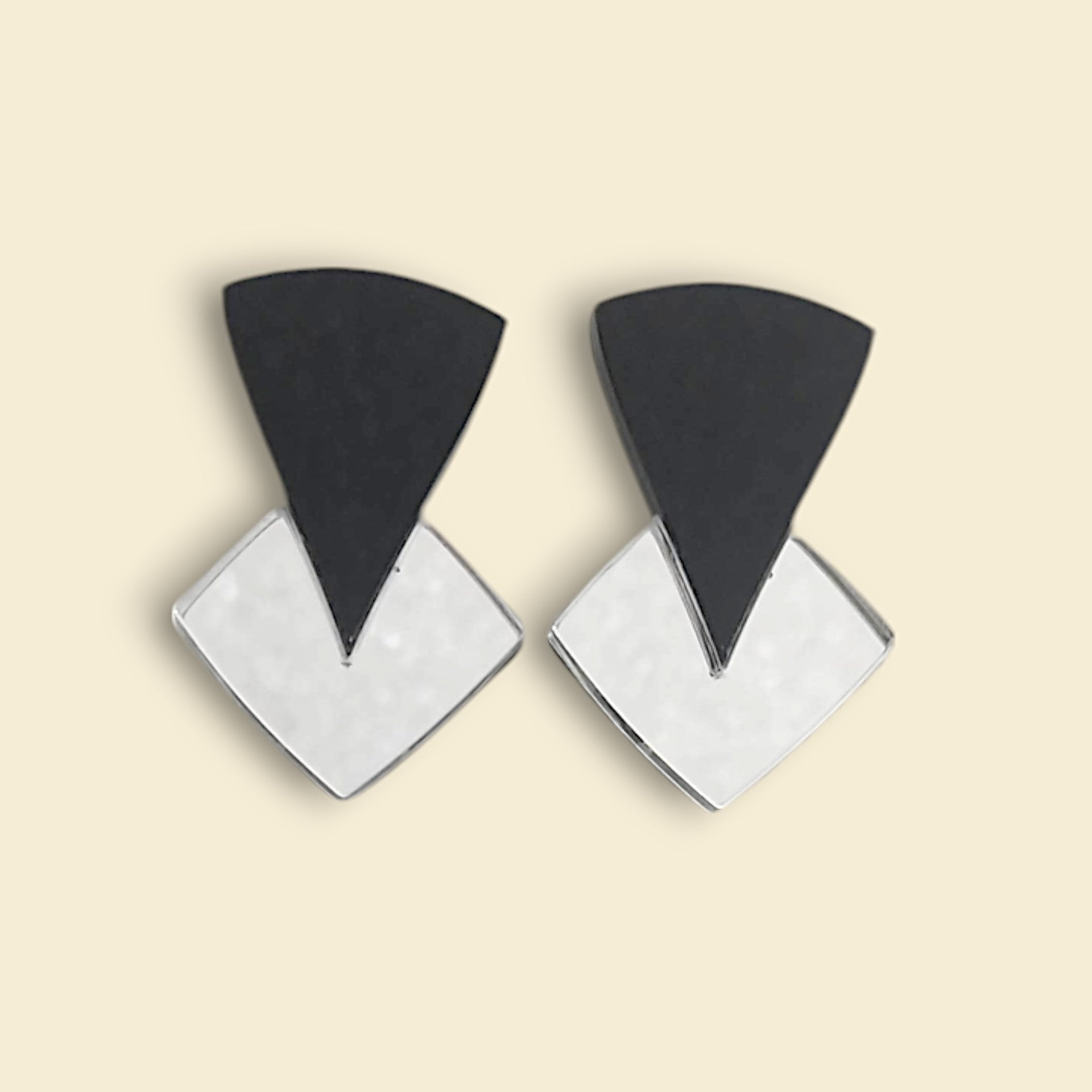 pendientes en color plateado, pendientes en negro y plata , pendientes de espejo, pendientes acrílicos , joyas contemporáneas pendientes originales, pendientes fabricados en españa