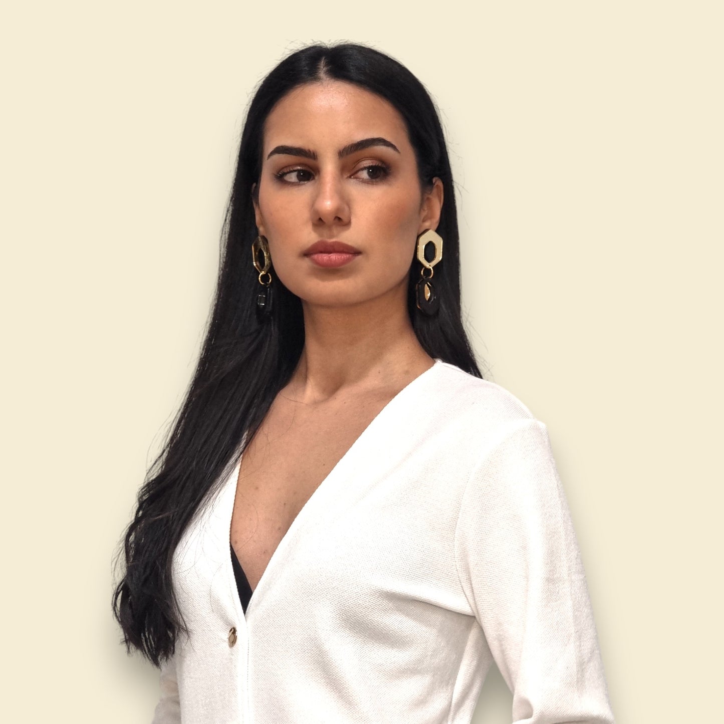 pendientes llamativos y grades en dorado y negro, pendientes ultraligeros, pendientes de fiesta, pendientes para boda, pendientes de invitada