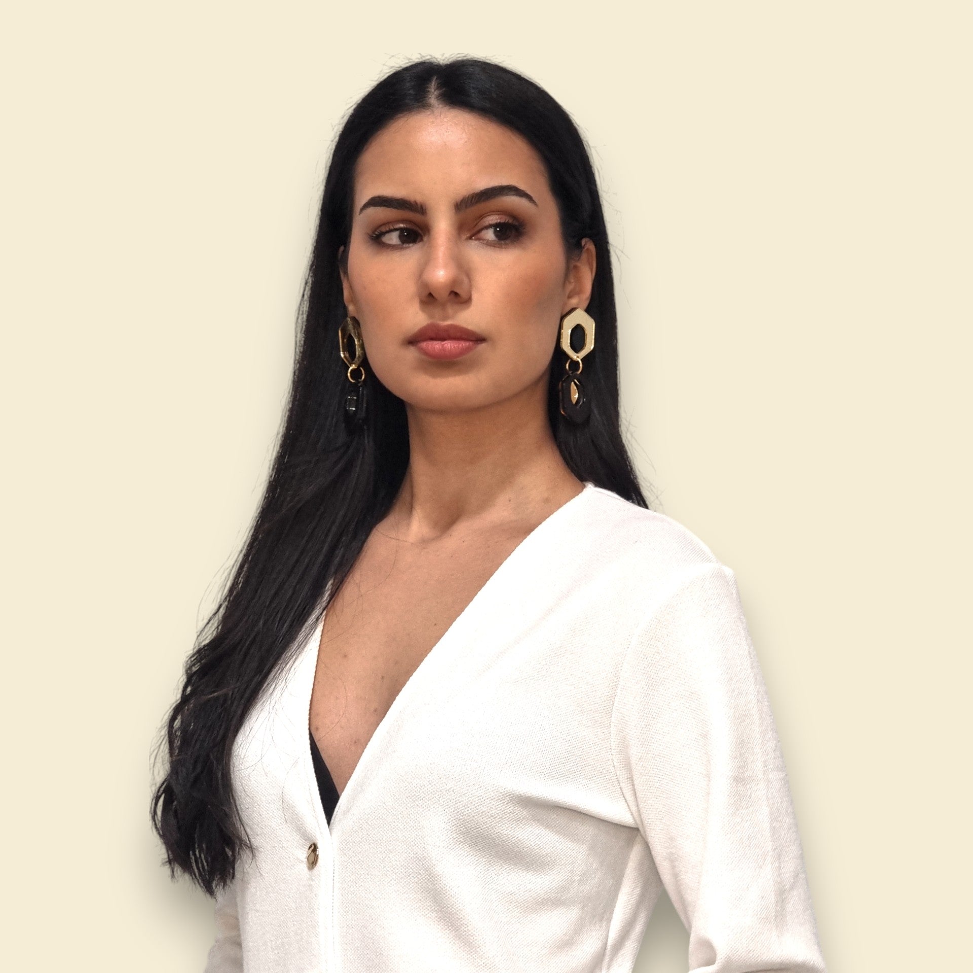 pendientes llamativos y grades en dorado y negro, pendientes ultraligeros, pendientes de fiesta, pendientes para boda, pendientes de invitada
