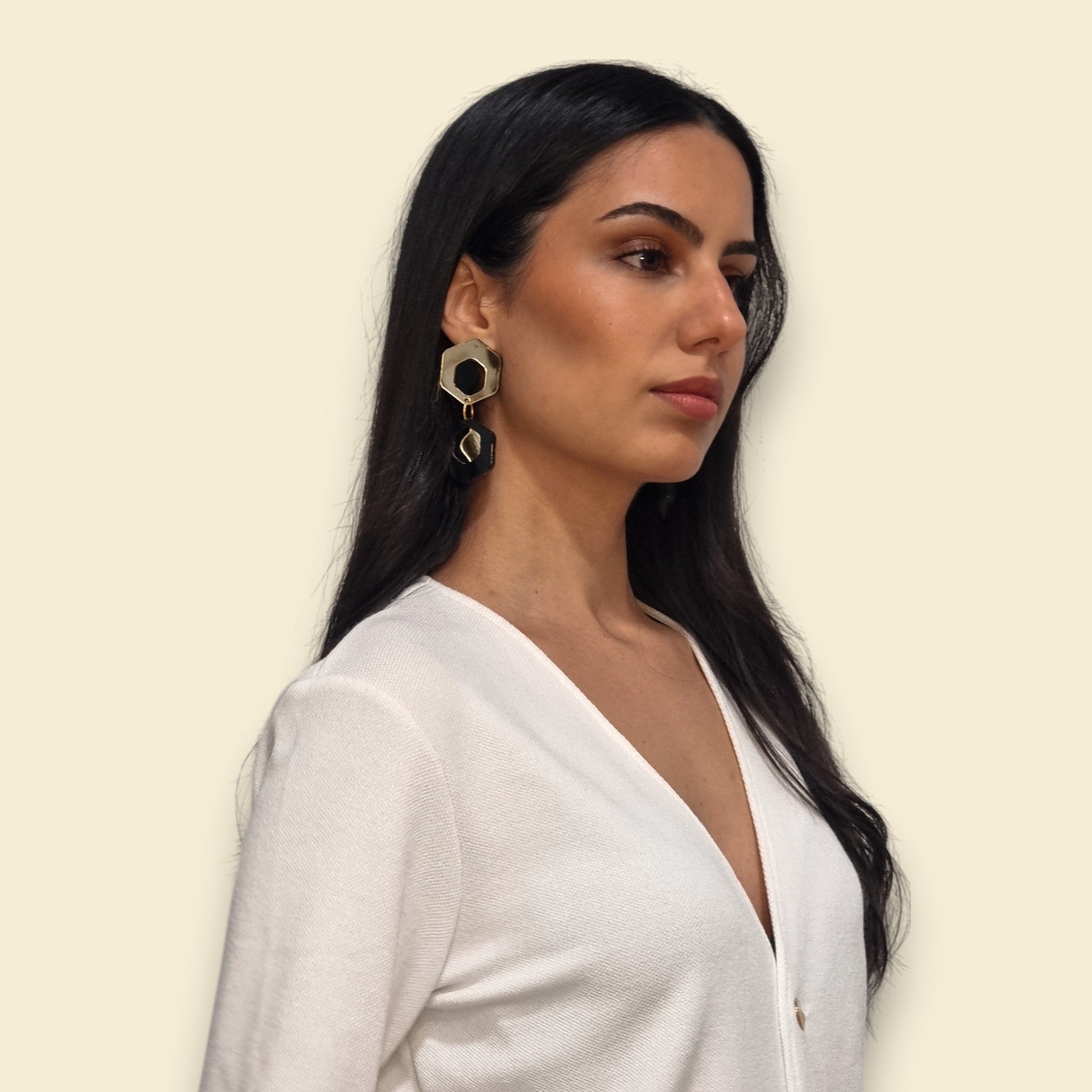 pendientes llamativos y grades en dorado y negro, pendientes ultraligeros, pendientes de fiesta, pendientes para boda, pendientes de invitada