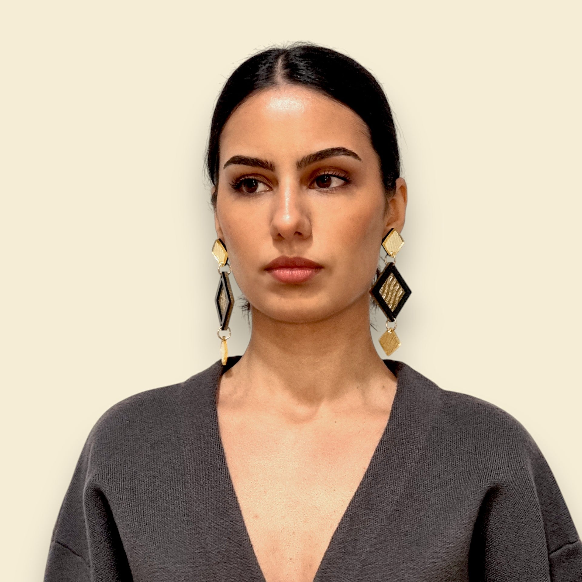 pendientes llamativos y grades en dorado y negro, pendientes ultraligeros, pendientes de fiesta, pendientes para boda, pendientes de invitada