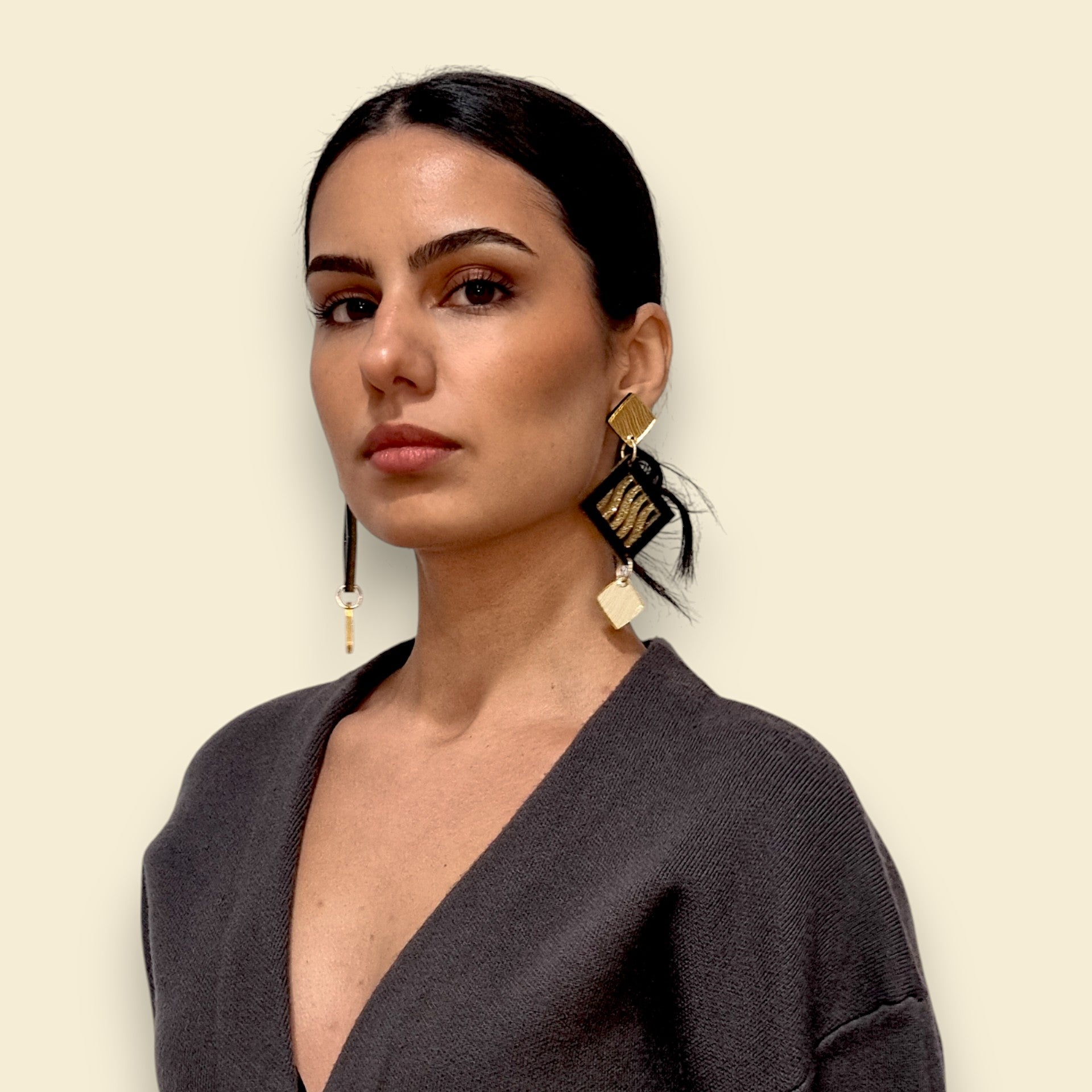 pendientes llamativos y grades en dorado y negro, pendientes ultraligeros, pendientes de fiesta, pendientes para boda, pendientes de invitada