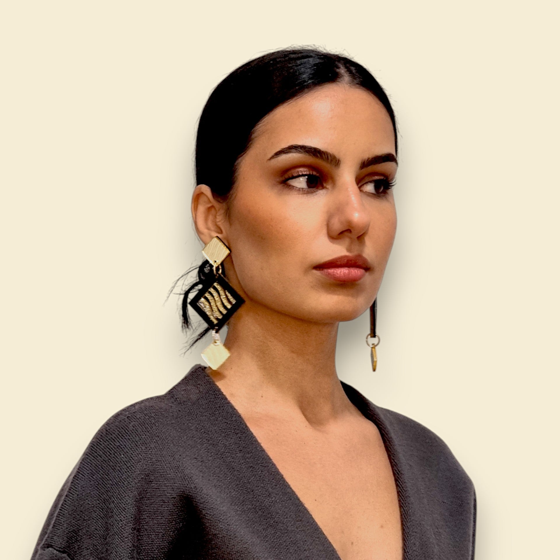 pendientes llamativos y grades en dorado y negro, pendientes ultraligeros, pendientes de fiesta, pendientes para boda, pendientes de invitada