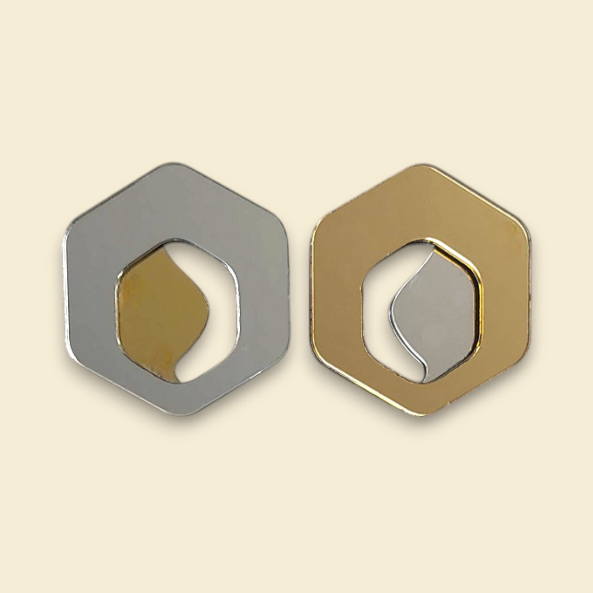 pendientes asimetricos , pendintes geometricos, pedientes en oro y plata , pendientes dorados , pendientes exagonales