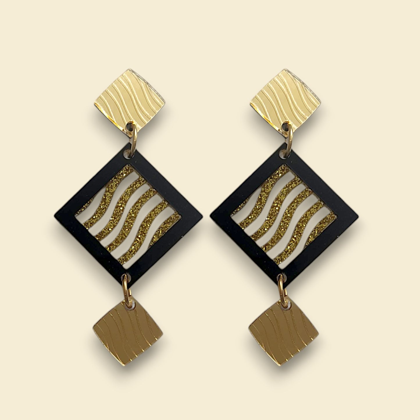 pendientes llamativos y grades en dorado y negro, pendientes ultraligeros, pendientes de fiesta, pendientes para boda, pendientes de invitada