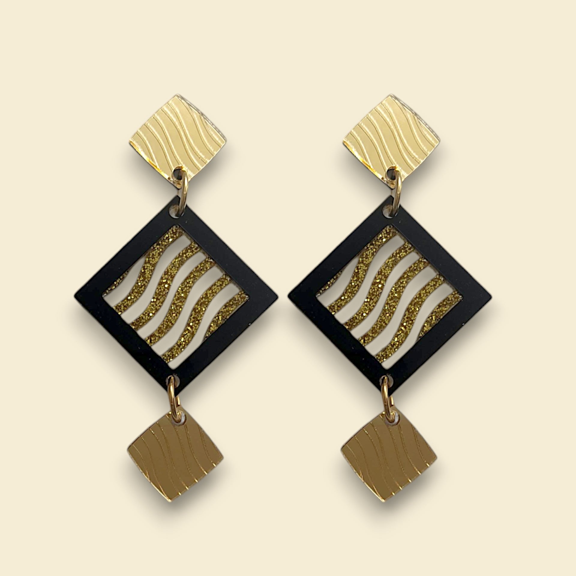 pendientes llamativos y grades en dorado y negro, pendientes ultraligeros, pendientes de fiesta, pendientes para boda, pendientes de invitada