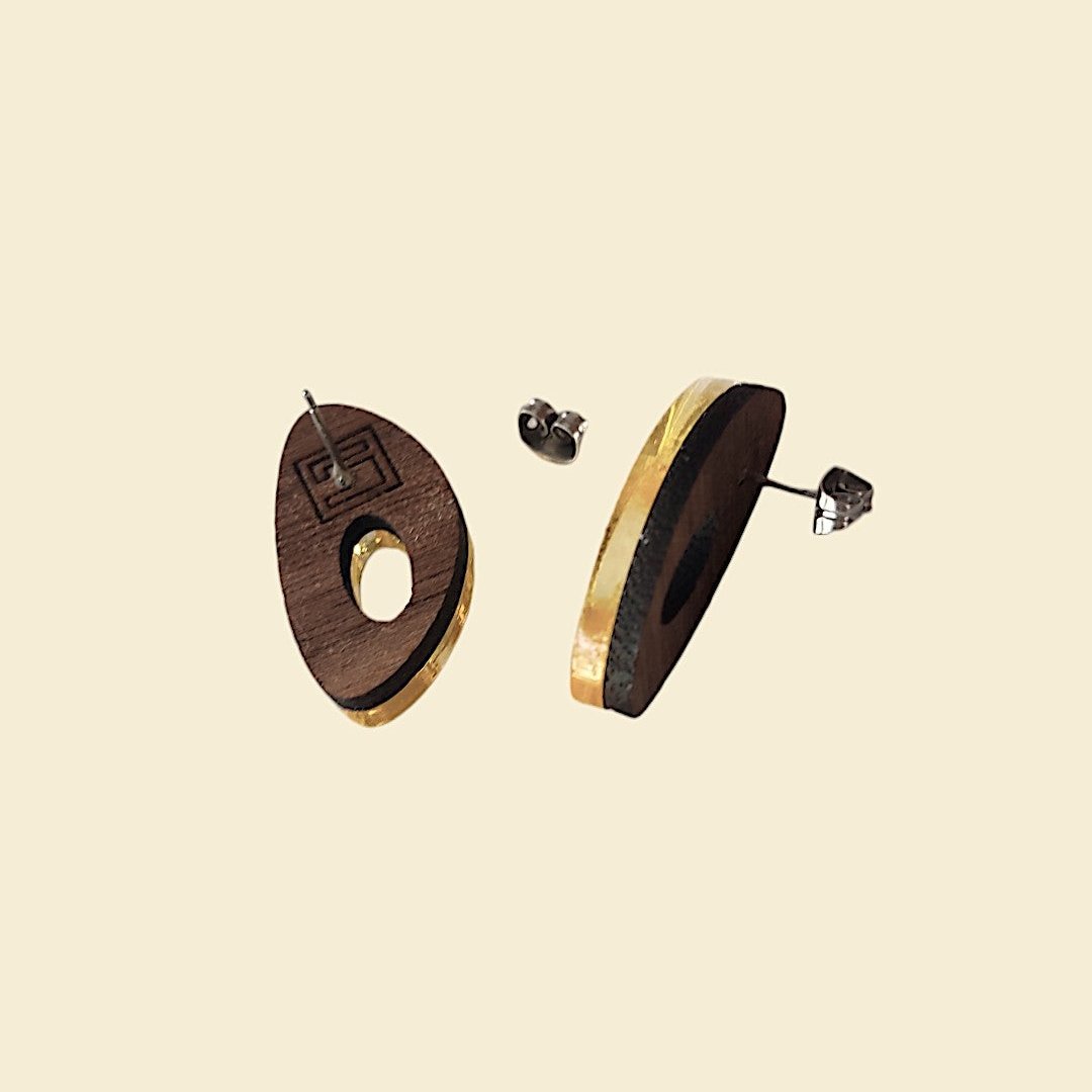 pendientes dorados de la marca laserper, endientes artesanales y únicos, pendientes de madera y acrílico