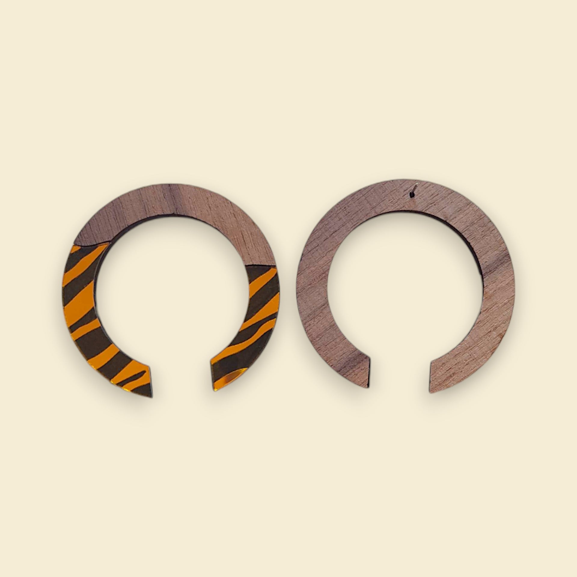 pendientes con estampado animal en madera y dorado