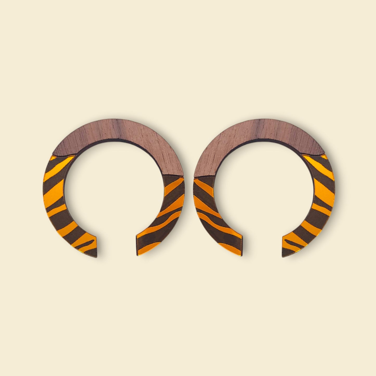 pendientes con estampado animal en negro, dorado y madera