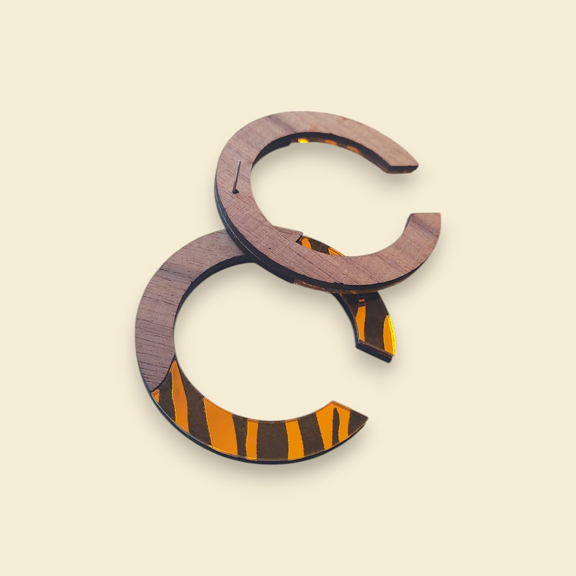 pendientes circulares, geométricos,  con estampado animal en negro y dorado
