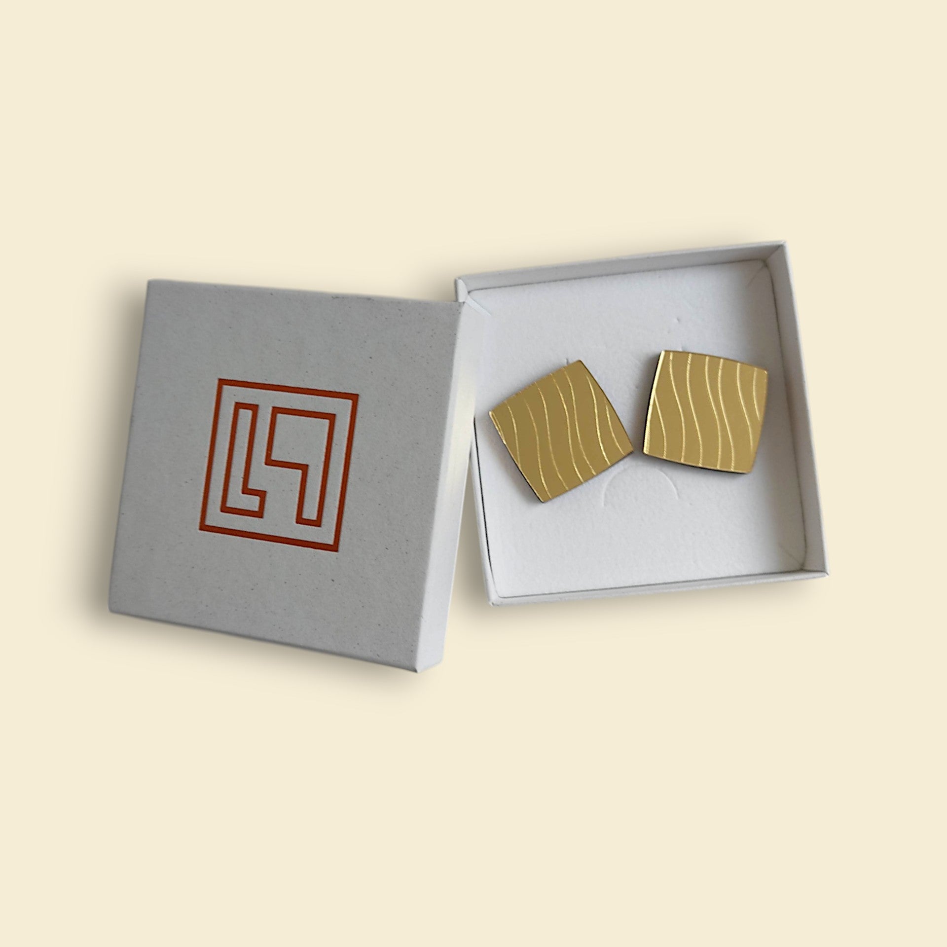 pendientes artesanales fabricados en españa, made in spain, dorado y madera, diseño exclusivo de laserper joyas